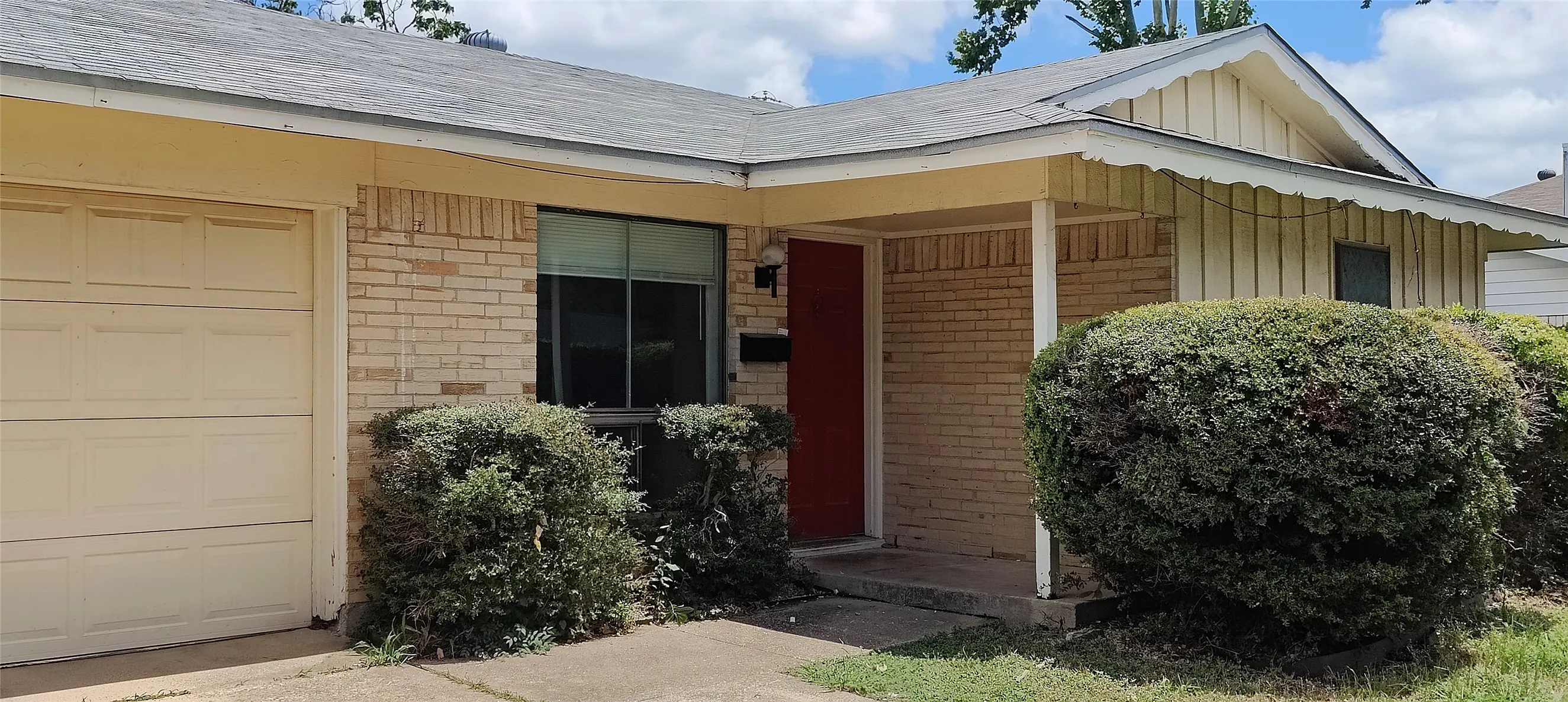 Single Family Residence For Rent in Dallas County , 2413 Royal Drive, Garland, Texas 75041, 4 Bedroom, 2 Bathroom, 2 Garage spaces, 1,345 Sqft, built in 1962, mls#21306552, Real Estate Agent in Garland, Homes For Rent in Dallas county, Homes For Rent in Garland, Realtor in Garland Texas, Real Estate Brokerage Independent Realty Texas, Luminita Cordes Realtor