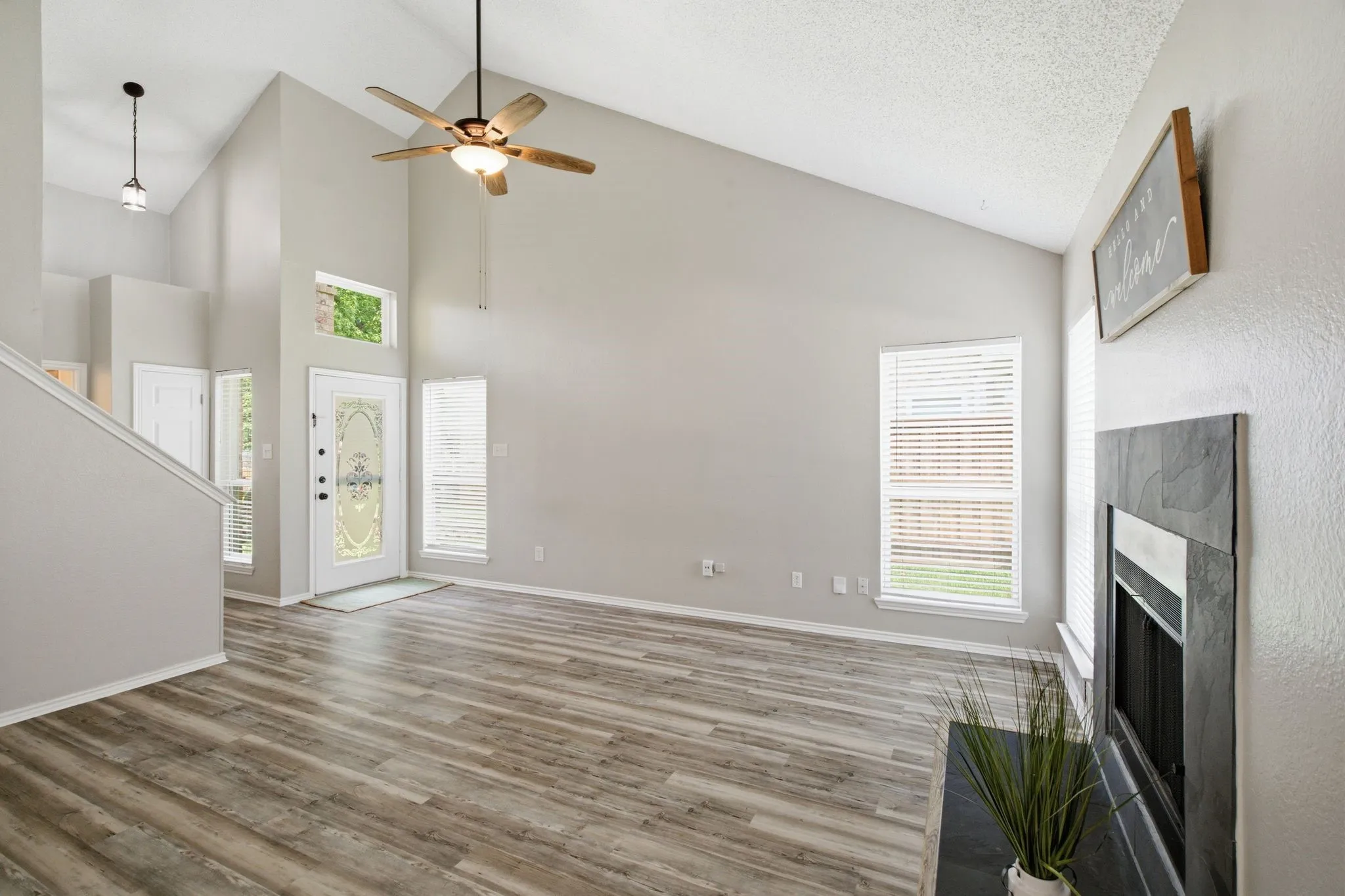 Townhouse For Sale in Tarrant County , 2702 Ansley Court, Euless, Texas 76039, 3 Bedroom, 2 Bathroom, Garage spaces, 1,317 Sqft, built in 1984, mls#21305253, Real Estate Agent in Euless, Homes For Sale in Tarrant county, Homes For Sale in Euless, Realtor in Euless Texas, Real Estate Brokerage Independent Realty Texas, Luminita Cordes Realtor
