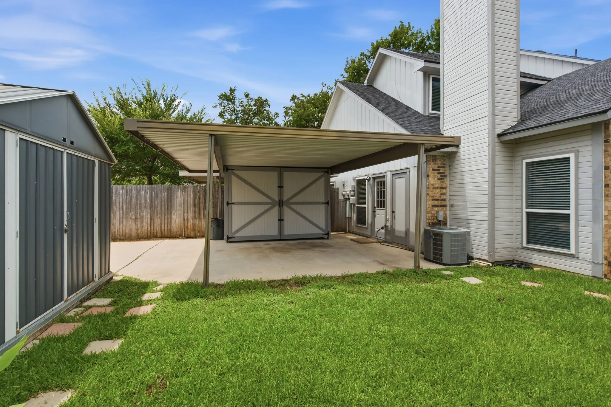 Townhouse For Sale in Tarrant County , 2702 Ansley Court, Euless, Texas 76039, 3 Bedroom, 2 Bathroom, Garage spaces, 1,317 Sqft, built in 1984, mls#21305253, Real Estate Agent in Euless, Homes For Sale in Tarrant county, Homes For Sale in Euless, Realtor in Euless Texas, Real Estate Brokerage Independent Realty Texas, Luminita Cordes Realtor