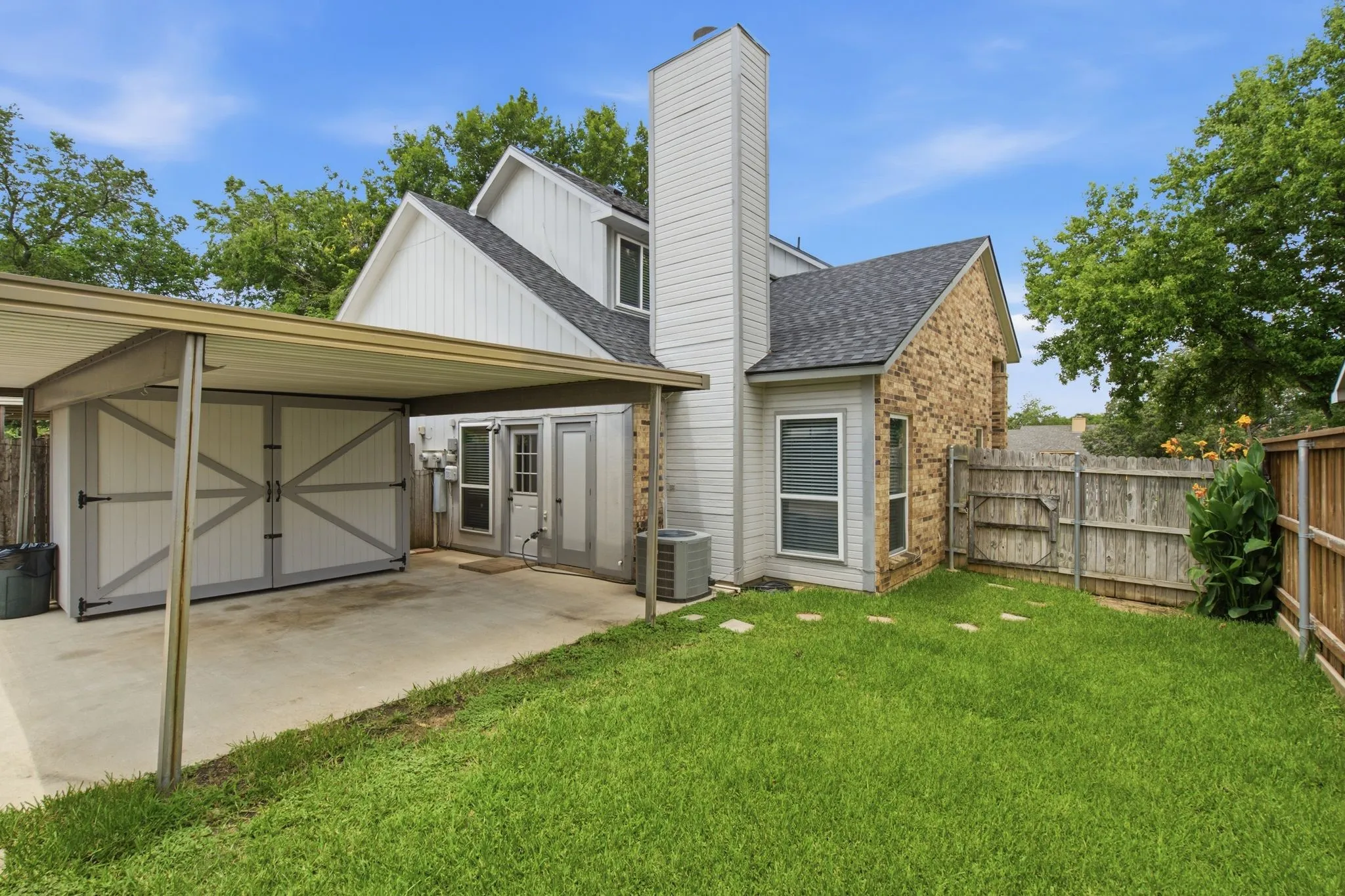 Townhouse For Sale in Tarrant County , 2702 Ansley Court, Euless, Texas 76039, 3 Bedroom, 2 Bathroom, Garage spaces, 1,317 Sqft, built in 1984, mls#21305253, Real Estate Agent in Euless, Homes For Sale in Tarrant county, Homes For Sale in Euless, Realtor in Euless Texas, Real Estate Brokerage Independent Realty Texas, Luminita Cordes Realtor