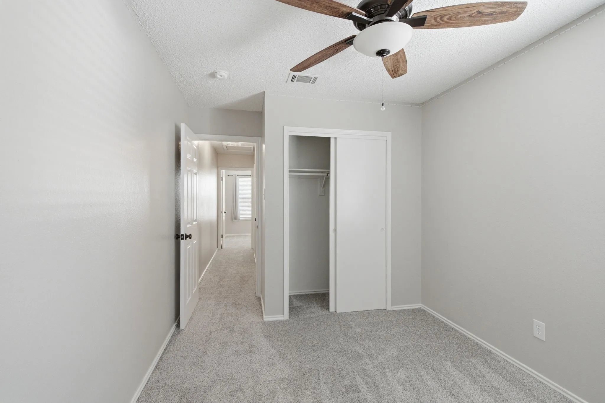 Townhouse For Sale in Tarrant County , 2702 Ansley Court, Euless, Texas 76039, 3 Bedroom, 2 Bathroom, Garage spaces, 1,317 Sqft, built in 1984, mls#21305253, Real Estate Agent in Euless, Homes For Sale in Tarrant county, Homes For Sale in Euless, Realtor in Euless Texas, Real Estate Brokerage Independent Realty Texas, Luminita Cordes Realtor