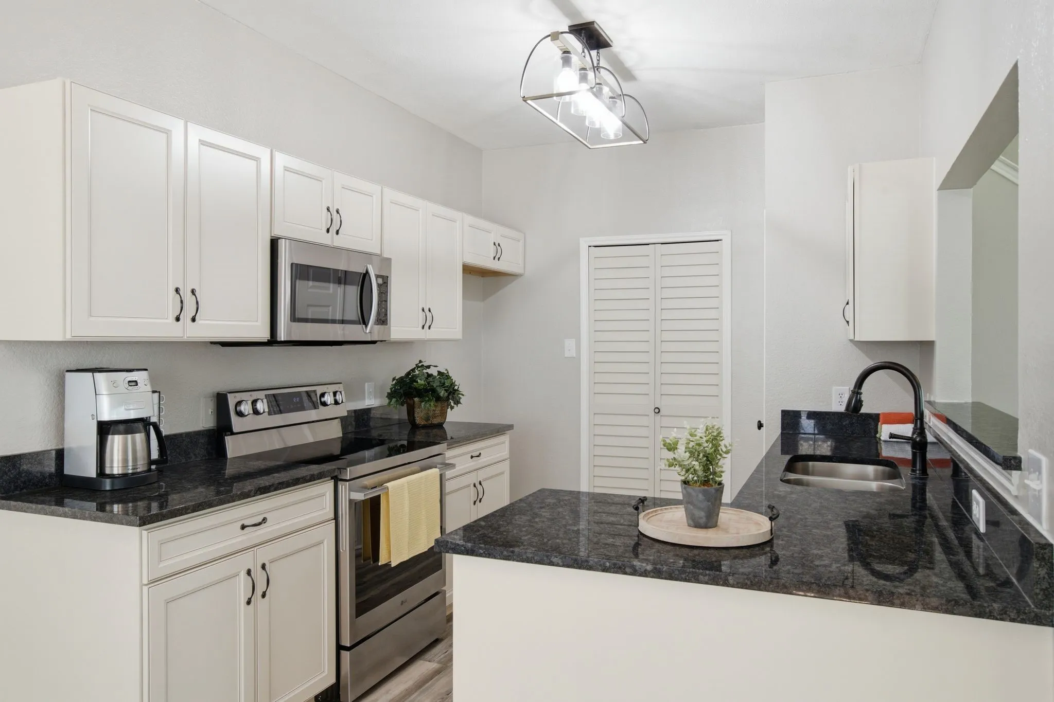 Townhouse For Sale in Tarrant County , 2702 Ansley Court, Euless, Texas 76039, 3 Bedroom, 2 Bathroom, Garage spaces, 1,317 Sqft, built in 1984, mls#21305253, Real Estate Agent in Euless, Homes For Sale in Tarrant county, Homes For Sale in Euless, Realtor in Euless Texas, Real Estate Brokerage Independent Realty Texas, Luminita Cordes Realtor