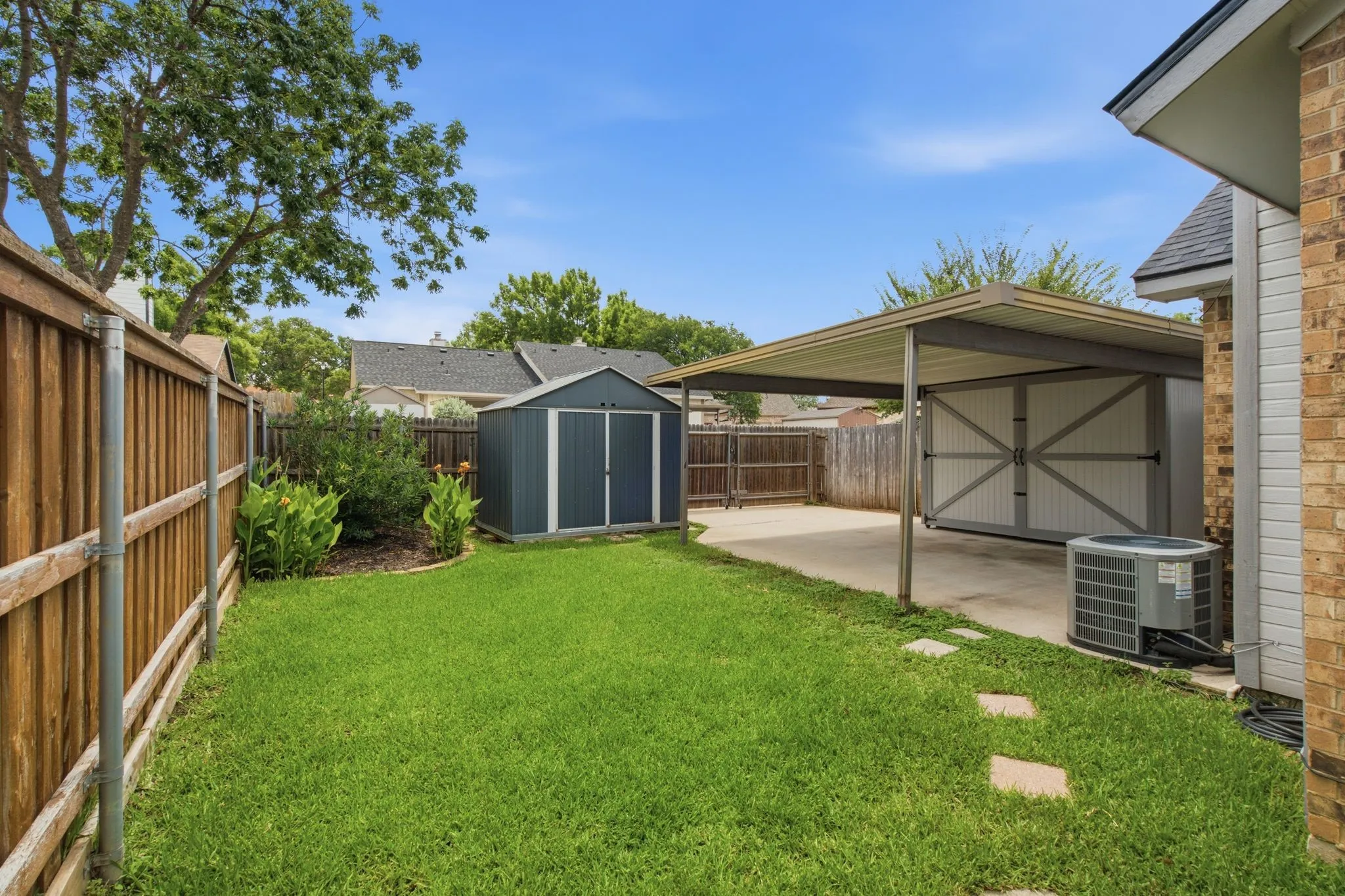 Townhouse For Sale in Tarrant County , 2702 Ansley Court, Euless, Texas 76039, 3 Bedroom, 2 Bathroom, Garage spaces, 1,317 Sqft, built in 1984, mls#21305253, Real Estate Agent in Euless, Homes For Sale in Tarrant county, Homes For Sale in Euless, Realtor in Euless Texas, Real Estate Brokerage Independent Realty Texas, Luminita Cordes Realtor
