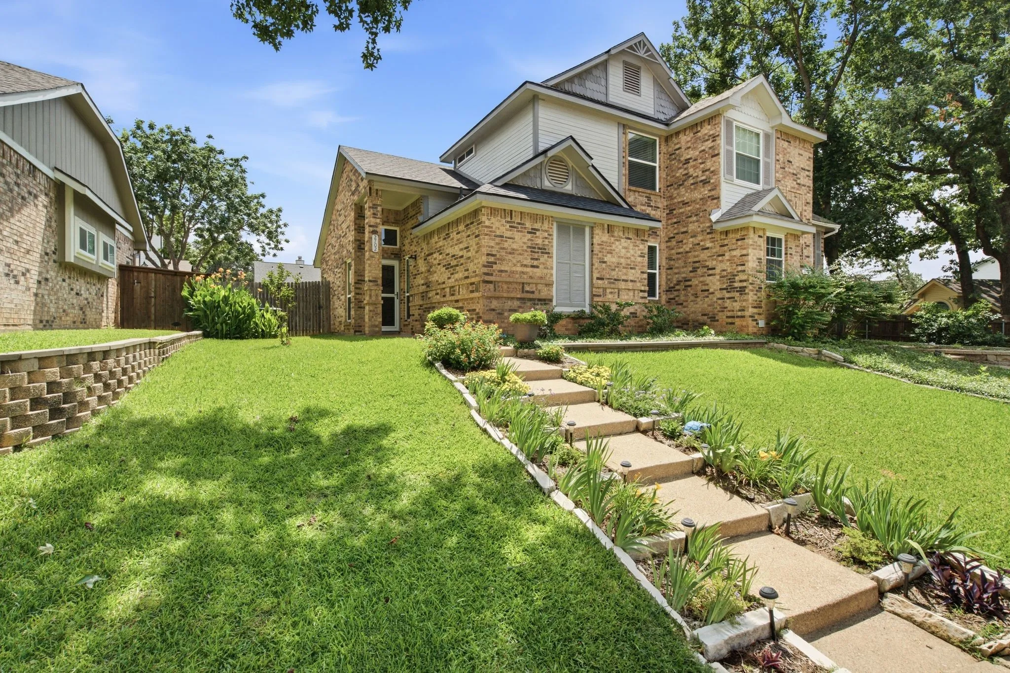 Townhouse For Sale in Tarrant County , 2702 Ansley Court, Euless, Texas 76039, 3 Bedroom, 2 Bathroom, Garage spaces, 1,317 Sqft, built in 1984, mls#21305253, Real Estate Agent in Euless, Homes For Sale in Tarrant county, Homes For Sale in Euless, Realtor in Euless Texas, Real Estate Brokerage Independent Realty Texas, Luminita Cordes Realtor