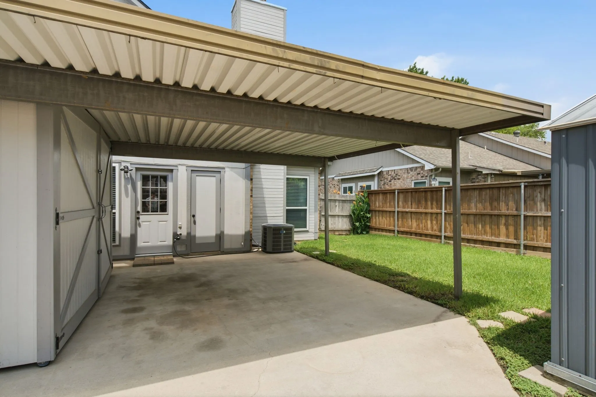 Townhouse For Sale in Tarrant County , 2702 Ansley Court, Euless, Texas 76039, 3 Bedroom, 2 Bathroom, Garage spaces, 1,317 Sqft, built in 1984, mls#21305253, Real Estate Agent in Euless, Homes For Sale in Tarrant county, Homes For Sale in Euless, Realtor in Euless Texas, Real Estate Brokerage Independent Realty Texas, Luminita Cordes Realtor