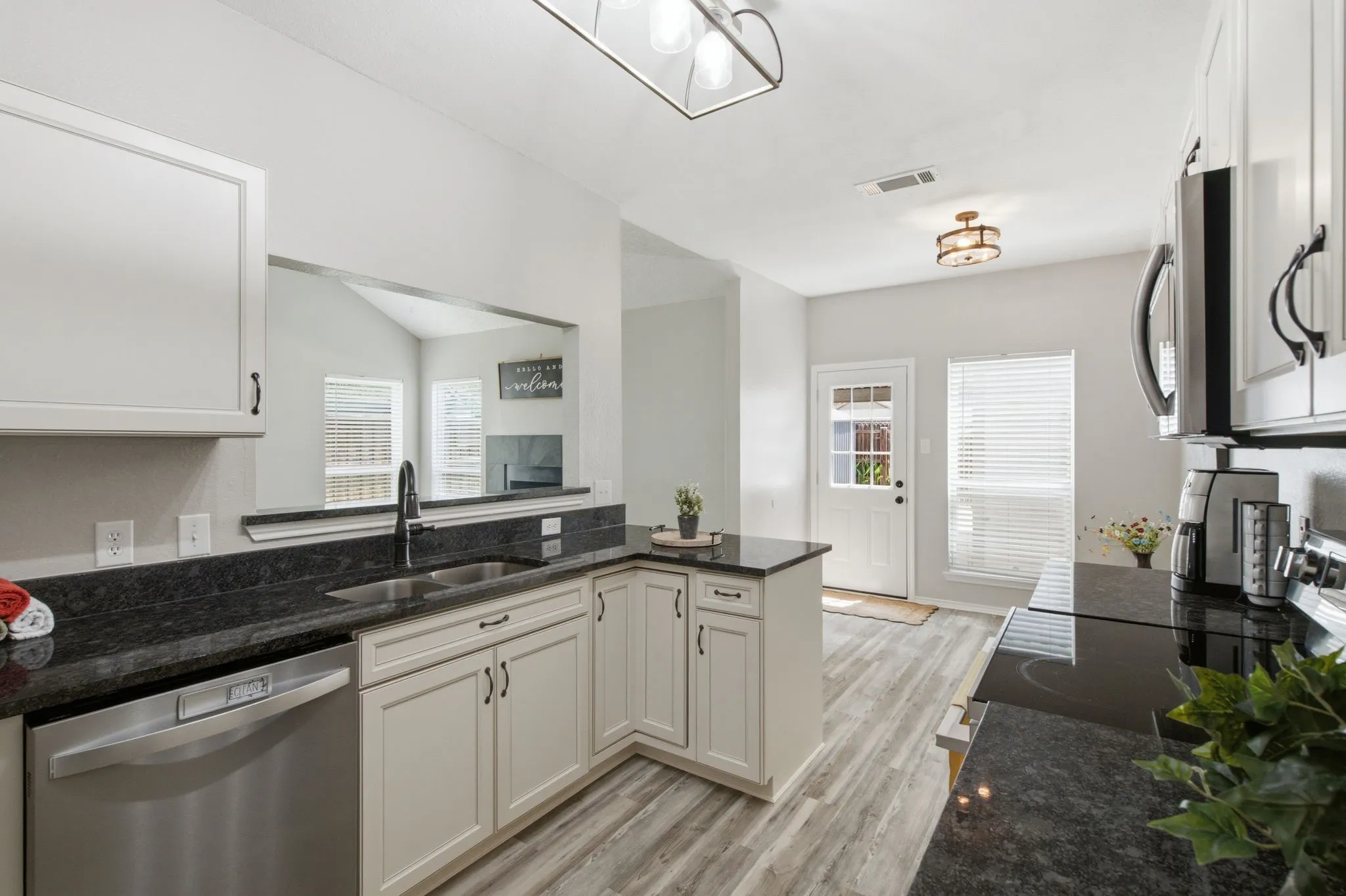 Townhouse For Sale in Tarrant County , 2702 Ansley Court, Euless, Texas 76039, 3 Bedroom, 2 Bathroom, Garage spaces, 1,317 Sqft, built in 1984, mls#21305253, Real Estate Agent in Euless, Homes For Sale in Tarrant county, Homes For Sale in Euless, Realtor in Euless Texas, Real Estate Brokerage Independent Realty Texas, Luminita Cordes Realtor
