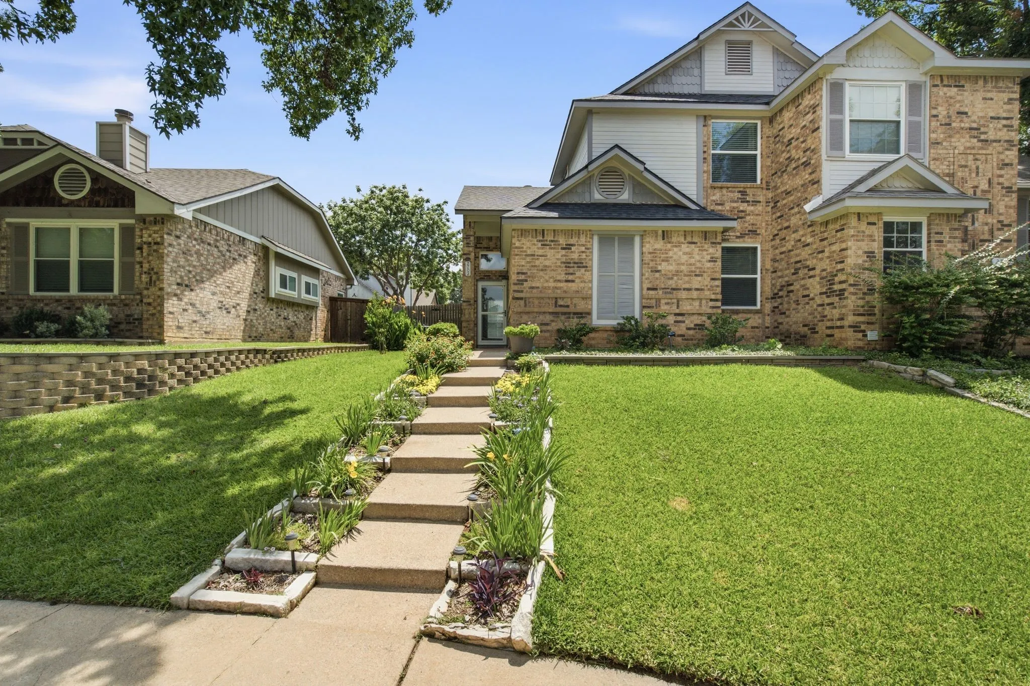 Townhouse For Sale in Tarrant County , 2702 Ansley Court, Euless, Texas 76039, 3 Bedroom, 2 Bathroom, Garage spaces, 1,317 Sqft, built in 1984, mls#21305253, Real Estate Agent in Euless, Homes For Sale in Tarrant county, Homes For Sale in Euless, Realtor in Euless Texas, Real Estate Brokerage Independent Realty Texas, Luminita Cordes Realtor