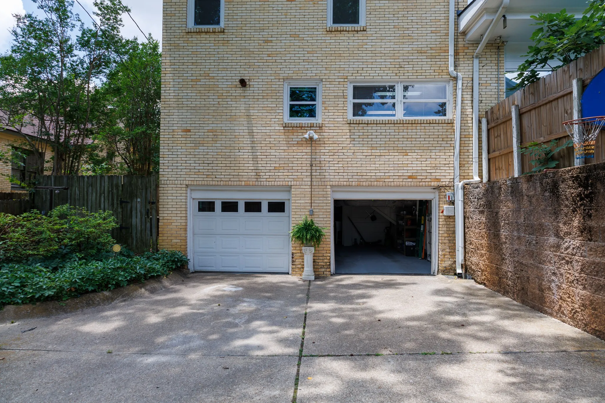 Single Family Residence For Sale in Smith County , 1010 S Chilton Avenue, Tyler, Texas 75701, 3 Bedroom, 3 Bathroom, 2 Garage spaces, 2,776 Sqft, built in 1938, mls#21302019, Real Estate Agent in Tyler, Homes For Sale in Smith county, Homes For Sale in Tyler, Realtor in Tyler Texas, Real Estate Brokerage Independent Realty Texas, Luminita Cordes Realtor