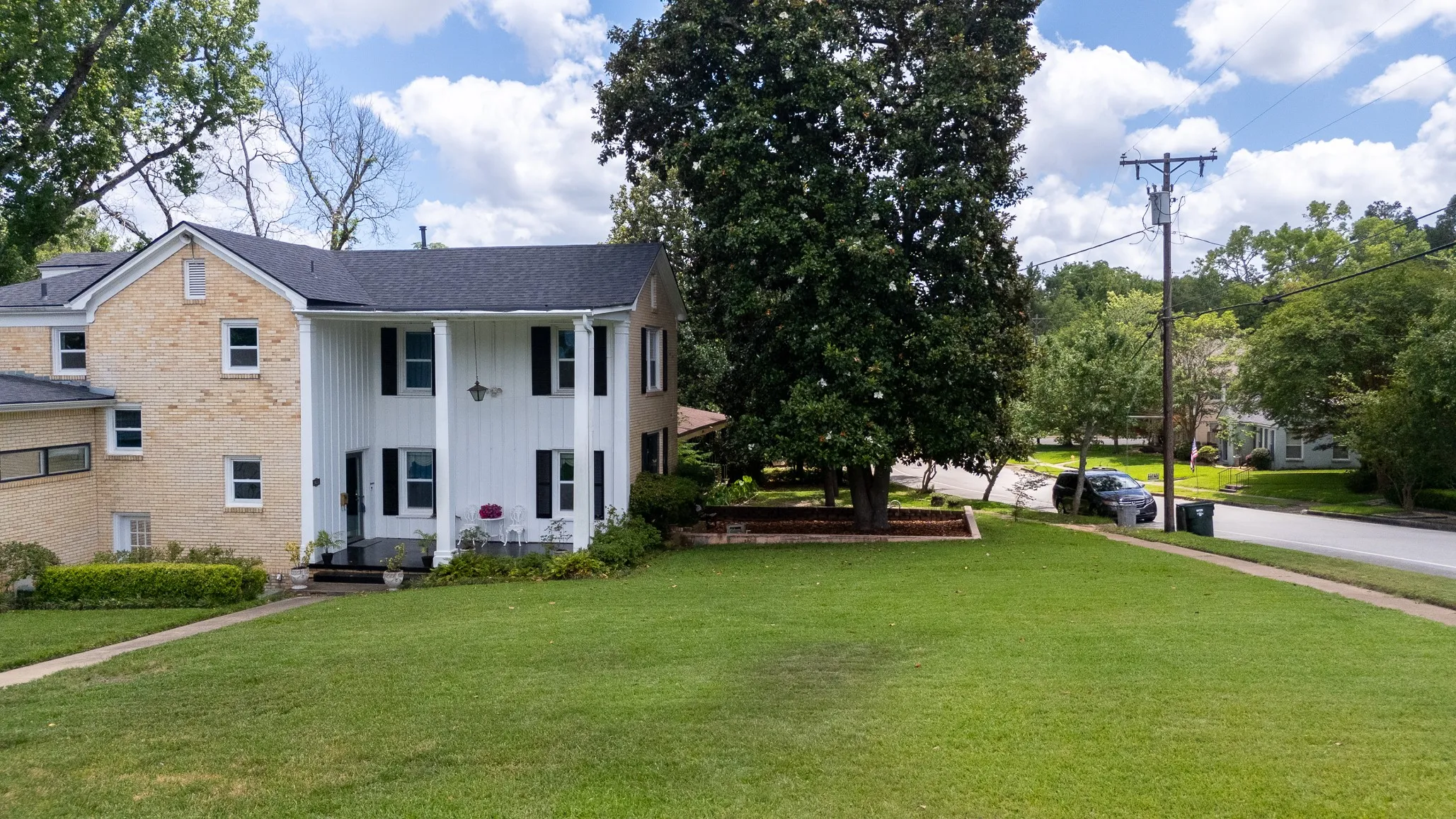 Single Family Residence For Sale in Smith County , 1010 S Chilton Avenue, Tyler, Texas 75701, 3 Bedroom, 3 Bathroom, 2 Garage spaces, 2,776 Sqft, built in 1938, mls#21302019, Real Estate Agent in Tyler, Homes For Sale in Smith county, Homes For Sale in Tyler, Realtor in Tyler Texas, Real Estate Brokerage Independent Realty Texas, Luminita Cordes Realtor