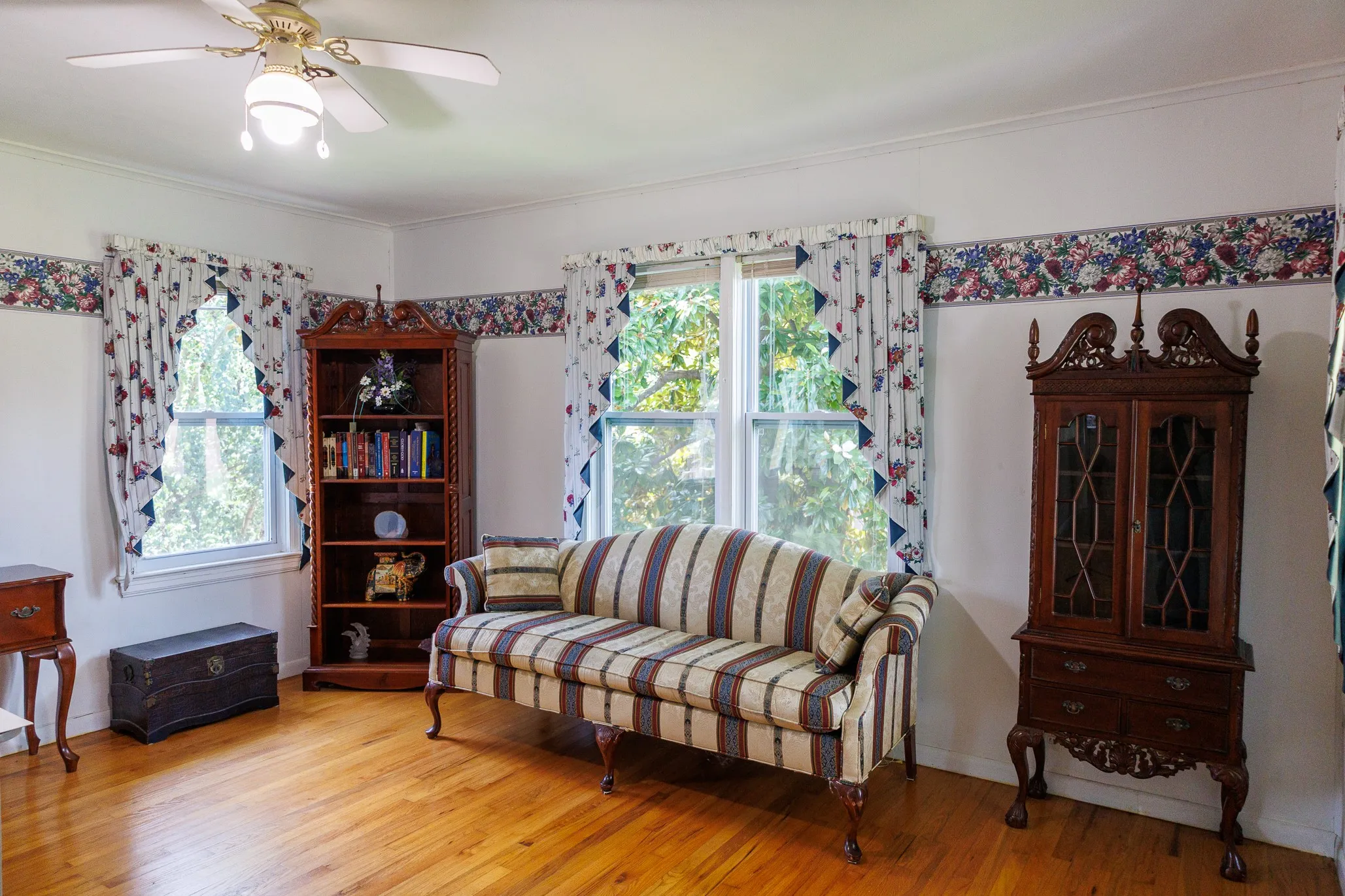 Single Family Residence For Sale in Smith County , 1010 S Chilton Avenue, Tyler, Texas 75701, 3 Bedroom, 3 Bathroom, 2 Garage spaces, 2,776 Sqft, built in 1938, mls#21302019, Real Estate Agent in Tyler, Homes For Sale in Smith county, Homes For Sale in Tyler, Realtor in Tyler Texas, Real Estate Brokerage Independent Realty Texas, Luminita Cordes Realtor