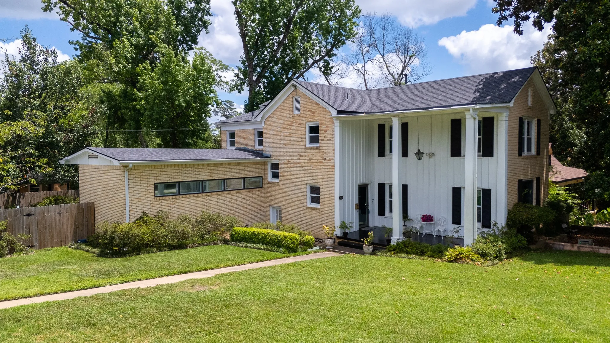 Single Family Residence For Sale in Smith County , 1010 S Chilton Avenue, Tyler, Texas 75701, 3 Bedroom, 3 Bathroom, 2 Garage spaces, 2,776 Sqft, built in 1938, mls#21302019, Real Estate Agent in Tyler, Homes For Sale in Smith county, Homes For Sale in Tyler, Realtor in Tyler Texas, Real Estate Brokerage Independent Realty Texas, Luminita Cordes Realtor
