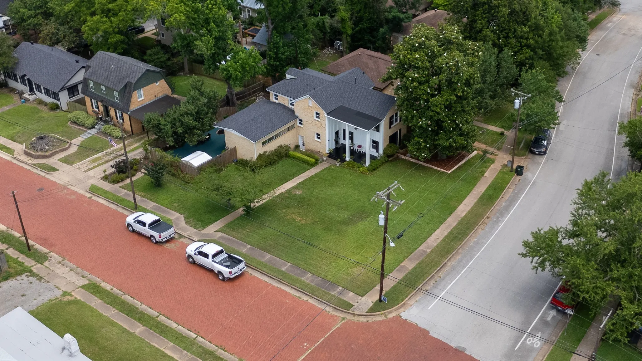 Single Family Residence For Sale in Smith County , 1010 S Chilton Avenue, Tyler, Texas 75701, 3 Bedroom, 3 Bathroom, 2 Garage spaces, 2,776 Sqft, built in 1938, mls#21302019, Real Estate Agent in Tyler, Homes For Sale in Smith county, Homes For Sale in Tyler, Realtor in Tyler Texas, Real Estate Brokerage Independent Realty Texas, Luminita Cordes Realtor