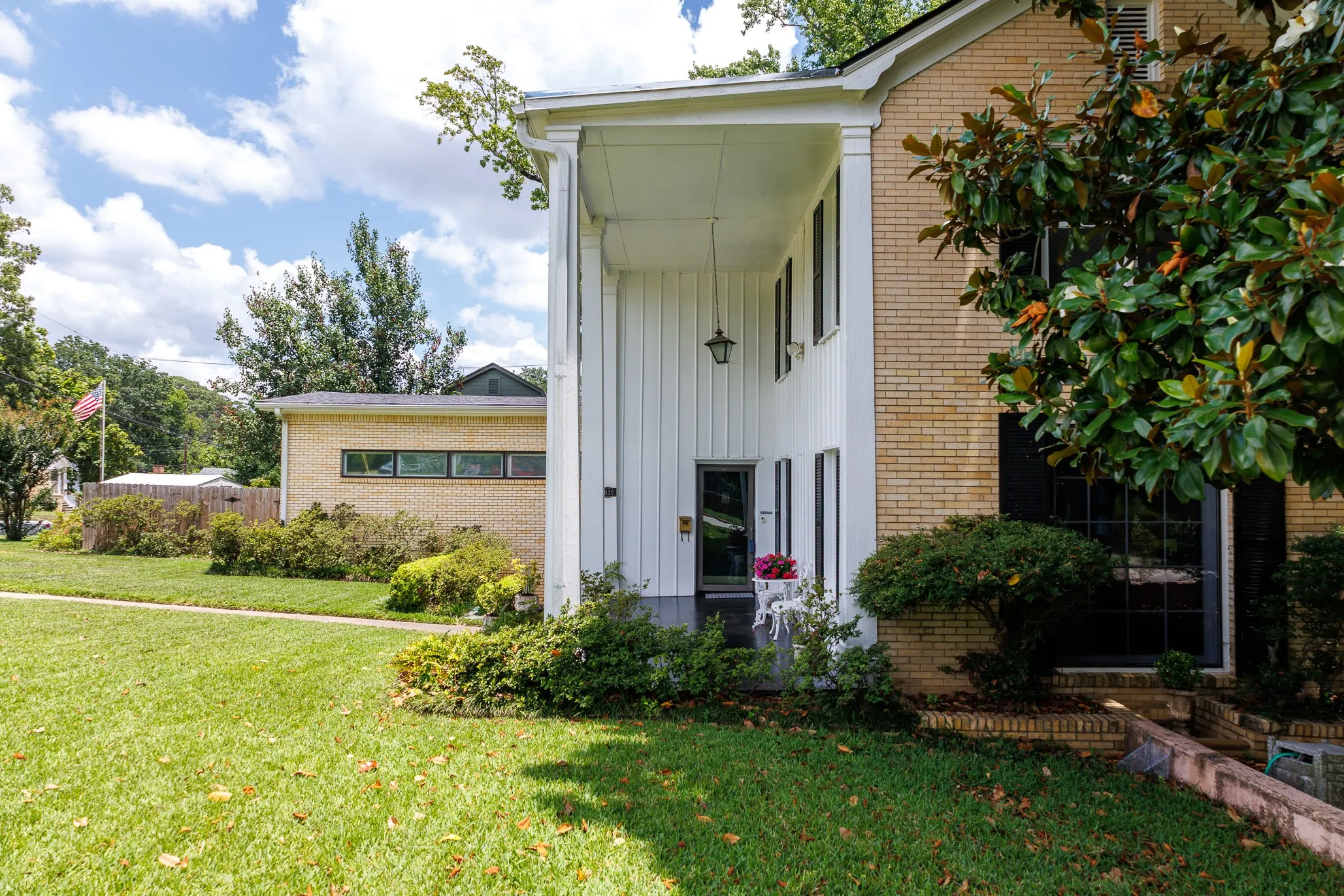 Single Family Residence For Sale in Smith County , 1010 S Chilton Avenue, Tyler, Texas 75701, 3 Bedroom, 3 Bathroom, 2 Garage spaces, 2,776 Sqft, built in 1938, mls#21302019, Real Estate Agent in Tyler, Homes For Sale in Smith county, Homes For Sale in Tyler, Realtor in Tyler Texas, Real Estate Brokerage Independent Realty Texas, Luminita Cordes Realtor