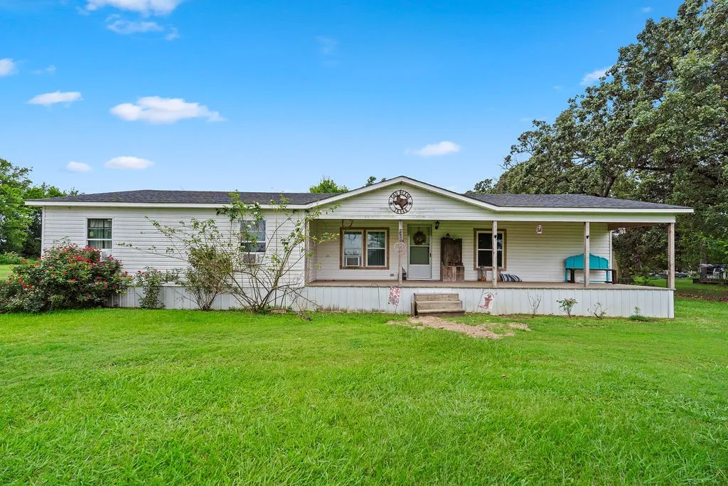 Mobile Home For Sale in Wood County , 214 Harris Lane, Yantis, Texas 75497, 3 Bedroom, 2 Bathroom, Garage spaces, 1,740 Sqft, built in 2000, mls#21305066, Real Estate Agent in Yantis, Homes For Sale in Wood county, Homes For Sale in Yantis, Realtor in Yantis Texas, Real Estate Brokerage Independent Realty Texas, Luminita Cordes Realtor
