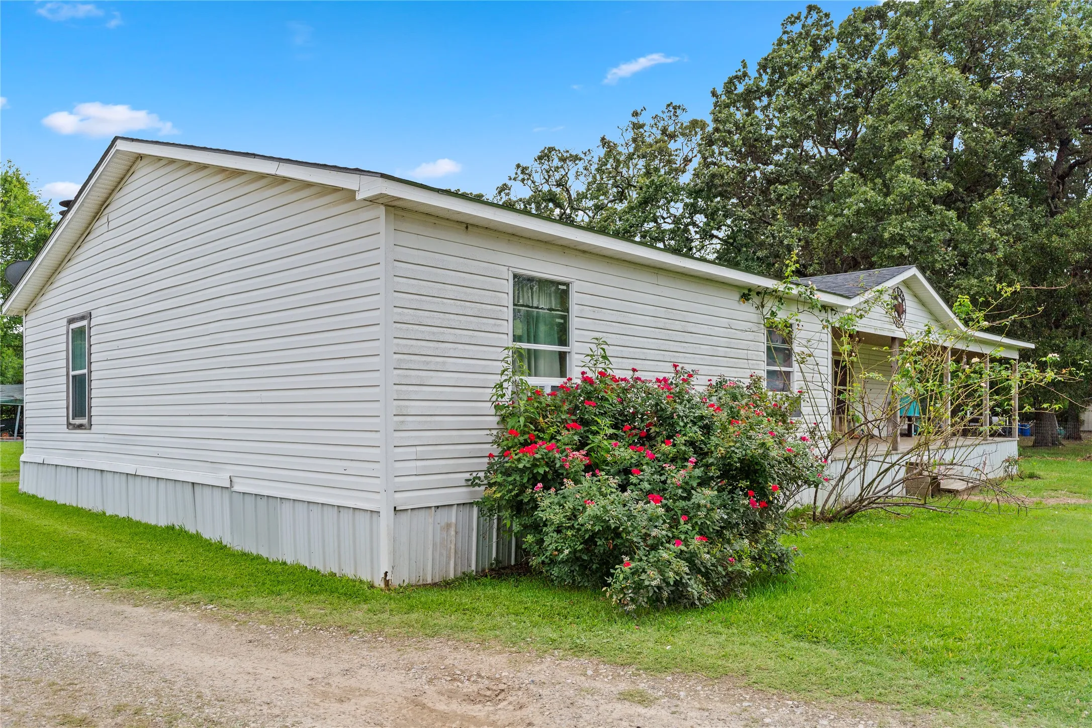 Mobile Home For Sale in Wood County , 214 Harris Lane, Yantis, Texas 75497, 3 Bedroom, 2 Bathroom, Garage spaces, 1,740 Sqft, built in 2000, mls#21305066, Real Estate Agent in Yantis, Homes For Sale in Wood county, Homes For Sale in Yantis, Realtor in Yantis Texas, Real Estate Brokerage Independent Realty Texas, Luminita Cordes Realtor