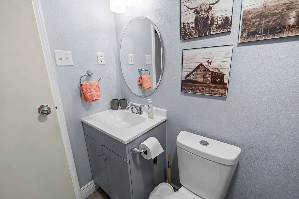 hall bath between bedrooms 2 and 3