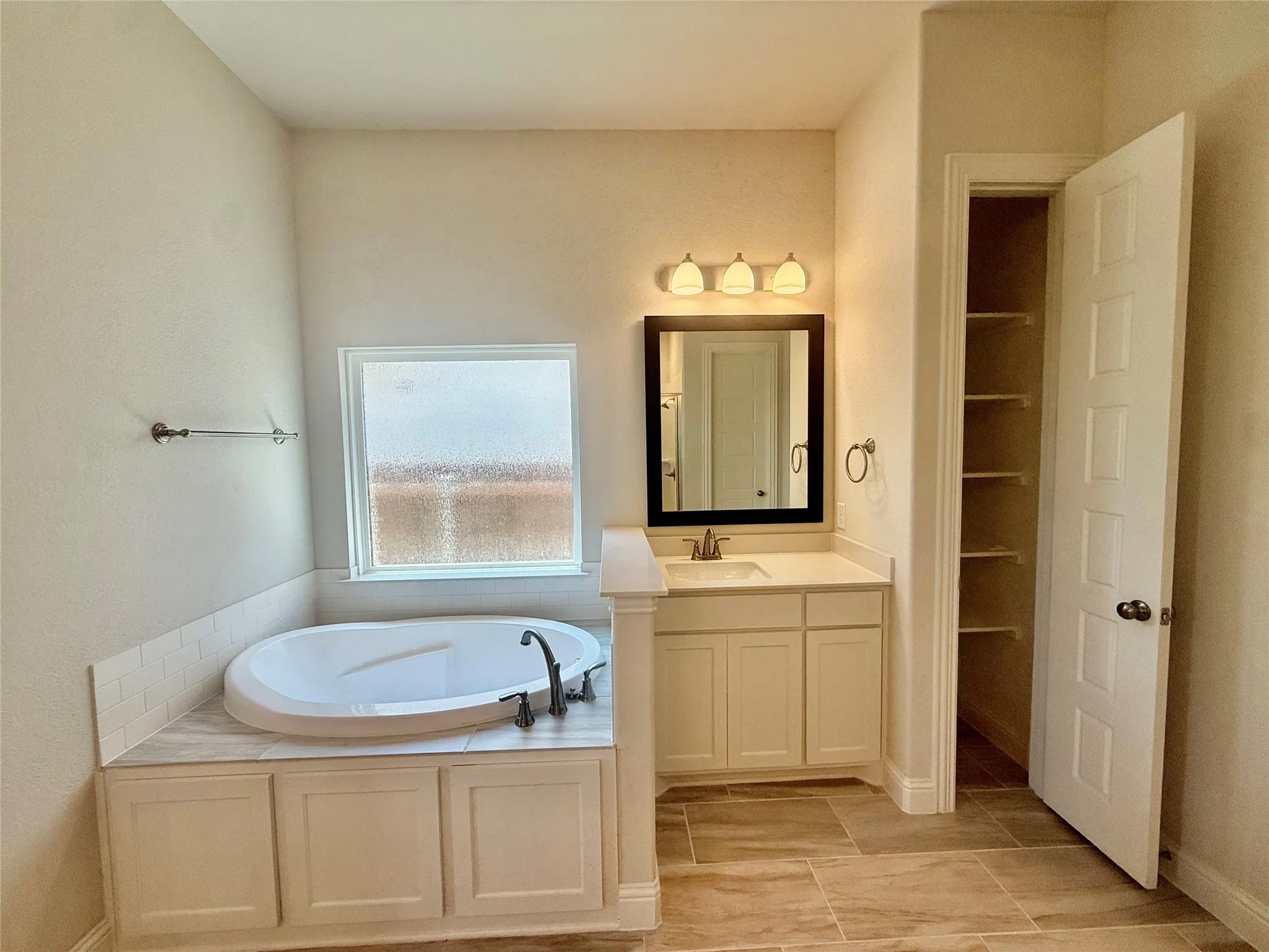 Single Family Residence For Sale in Ellis County , 3834 Foot Hills Drive, Midlothian, Texas 76065, 4 Bedroom, 4 Bathroom, 2 Garage spaces, 2,789 Sqft, built in 2024, mls#21302185, Real Estate Agent in Midlothian, Homes For Sale in Ellis county, Homes For Sale in Midlothian, Realtor in Midlothian Texas, Real Estate Brokerage Independent Realty Texas, Luminita Cordes Realtor