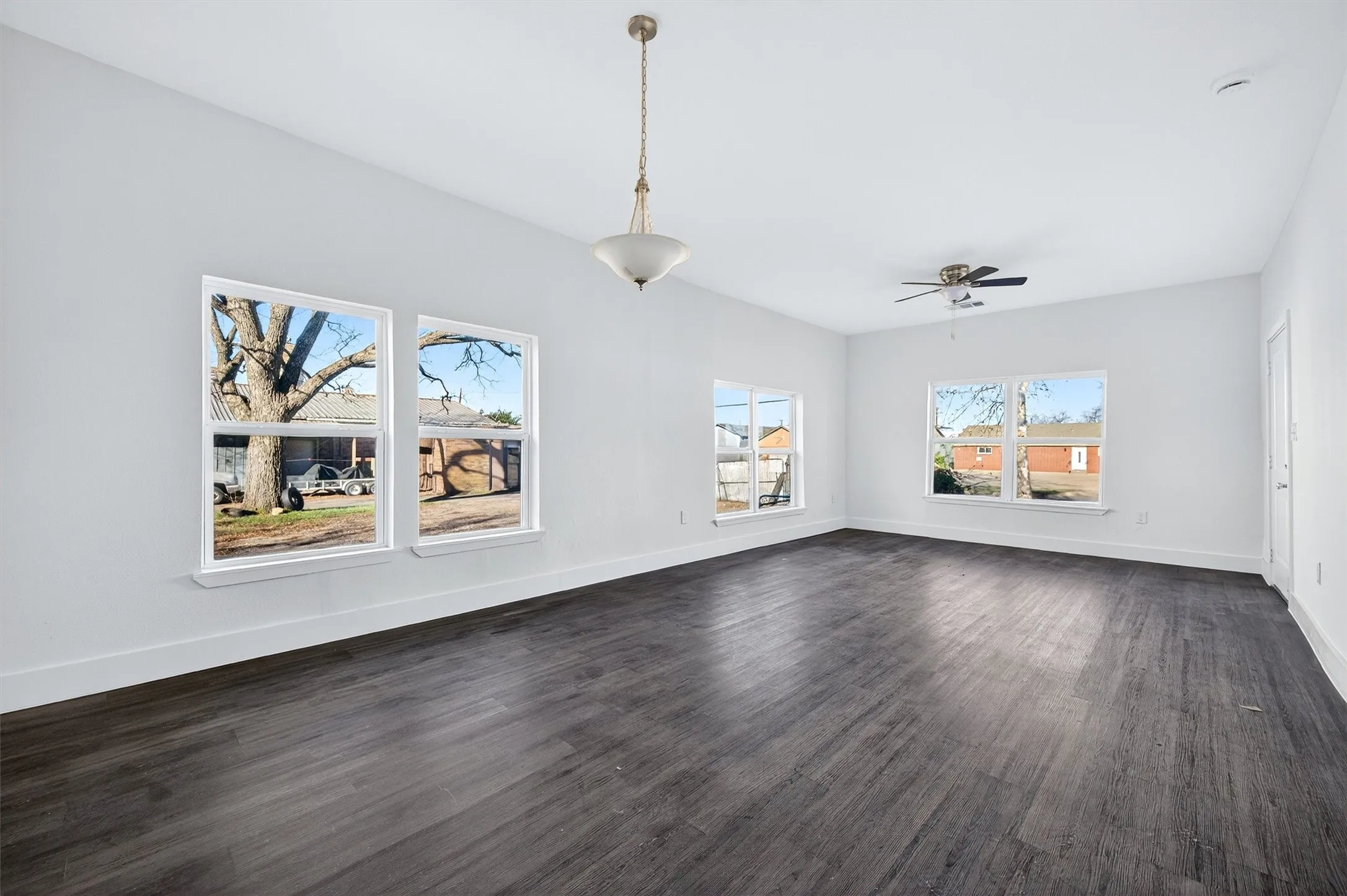 Single Family Residence For Rent in Grayson County , 710 E Lamar Street, Sherman, Texas 75090, 3 Bedroom, 2 Bathroom, Garage spaces, 1,374 Sqft, built in 1935, mls#21306584, Real Estate Agent in Sherman, Homes For Rent in Grayson county, Homes For Rent in Sherman, Realtor in Sherman Texas, Real Estate Brokerage Independent Realty Texas, Luminita Cordes Realtor