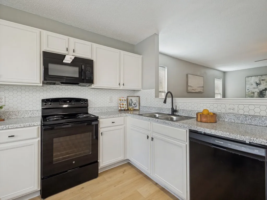 Single Family Residence For Sale in Tarrant County , 5521 Camarillo Drive, Fort Worth, Texas 76244, 3 Bedrooms, 2 Bathrooms, 2 Garage spaces, 1,644 Sqft, built in 2002, Price $280,000, mls#21305349, Real Estate Agent in Fort Worth, Homes For Sale in Tarrant county, Homes For Sale in Fort Worth, Realtor in Fort Worth Texas, Real Estate Brokerage Independent Realty Texas, Luminita Cordes Realtor