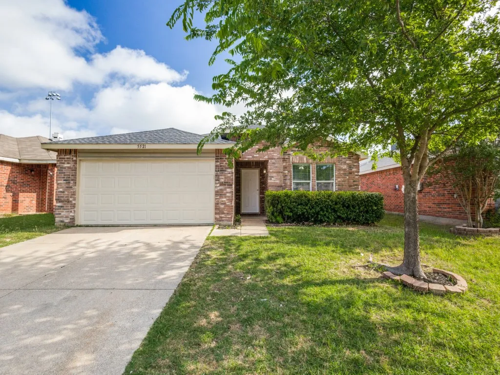Single Family Residence For Sale in Tarrant County , 5521 Camarillo Drive, Fort Worth, Texas 76244, 3 Bedrooms, 2 Bathrooms, 2 Garage spaces, 1,644 Sqft, built in 2002, Price $280,000, mls#21305349, Real Estate Agent in Fort Worth, Homes For Sale in Tarrant county, Homes For Sale in Fort Worth, Realtor in Fort Worth Texas, Real Estate Brokerage Independent Realty Texas, Luminita Cordes Realtor