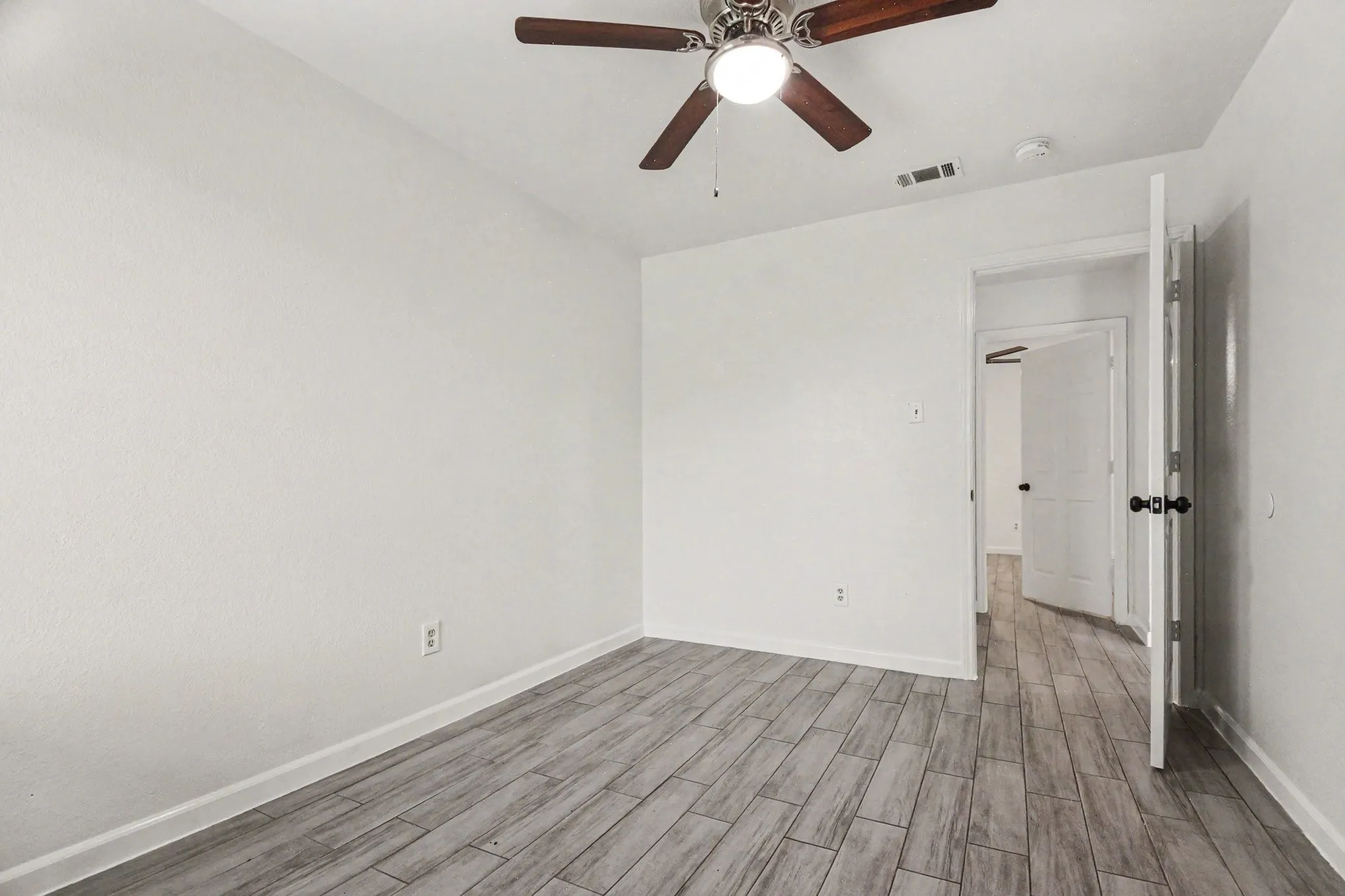 Single Family Residence For Rent in Dallas County , 1417 Stillmeadow Drive, Mesquite, Texas 75181, 3 Bedroom, 2 Bathroom, 2 Garage spaces, 1,251 Sqft, built in 1991, mls#21297773, Real Estate Agent in Mesquite, Homes For Rent in Dallas county, Homes For Rent in Mesquite, Realtor in Mesquite Texas, Real Estate Brokerage Independent Realty Texas, Luminita Cordes Realtor