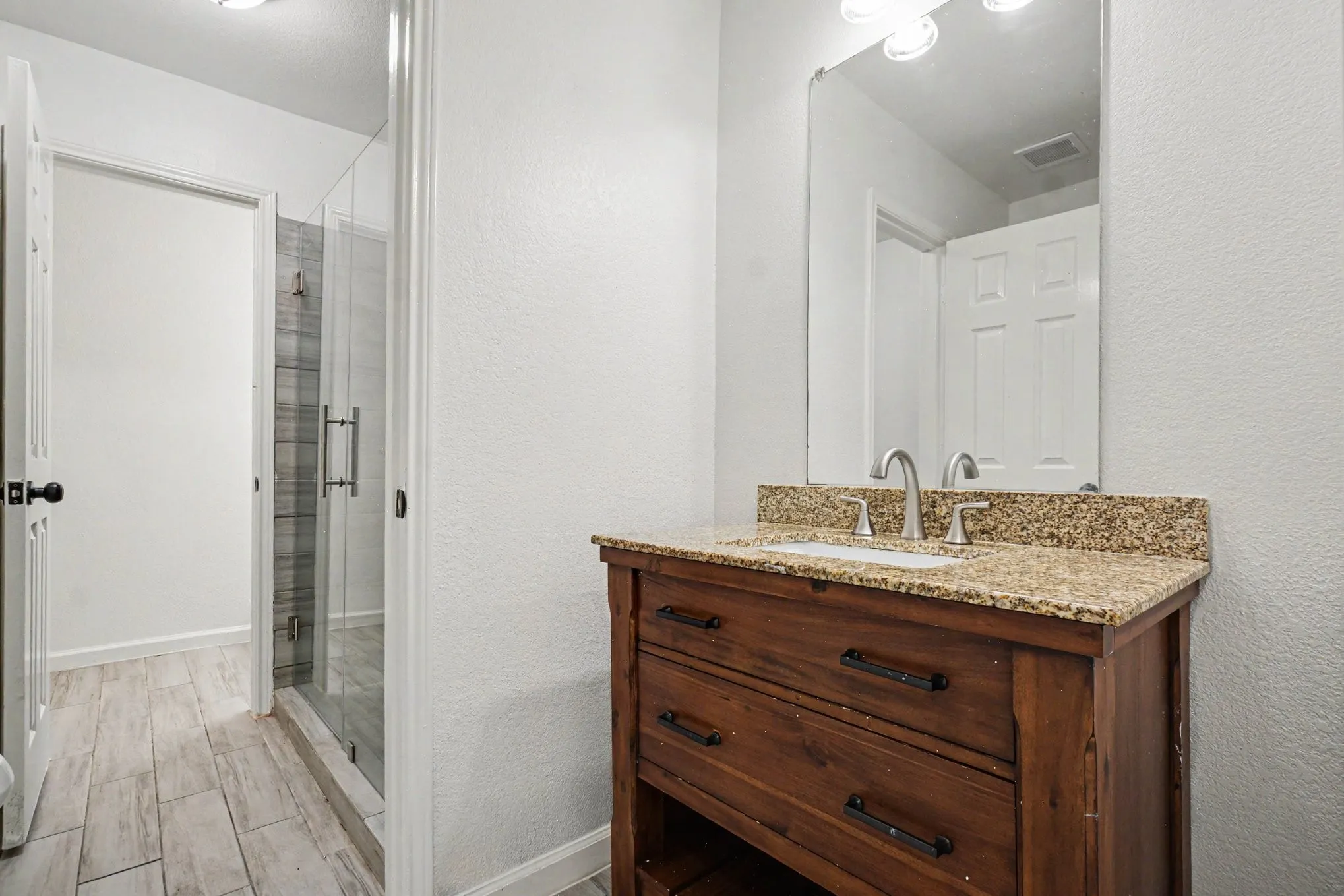 Single Family Residence For Rent in Dallas County , 1417 Stillmeadow Drive, Mesquite, Texas 75181, 3 Bedroom, 2 Bathroom, 2 Garage spaces, 1,251 Sqft, built in 1991, mls#21297773, Real Estate Agent in Mesquite, Homes For Rent in Dallas county, Homes For Rent in Mesquite, Realtor in Mesquite Texas, Real Estate Brokerage Independent Realty Texas, Luminita Cordes Realtor