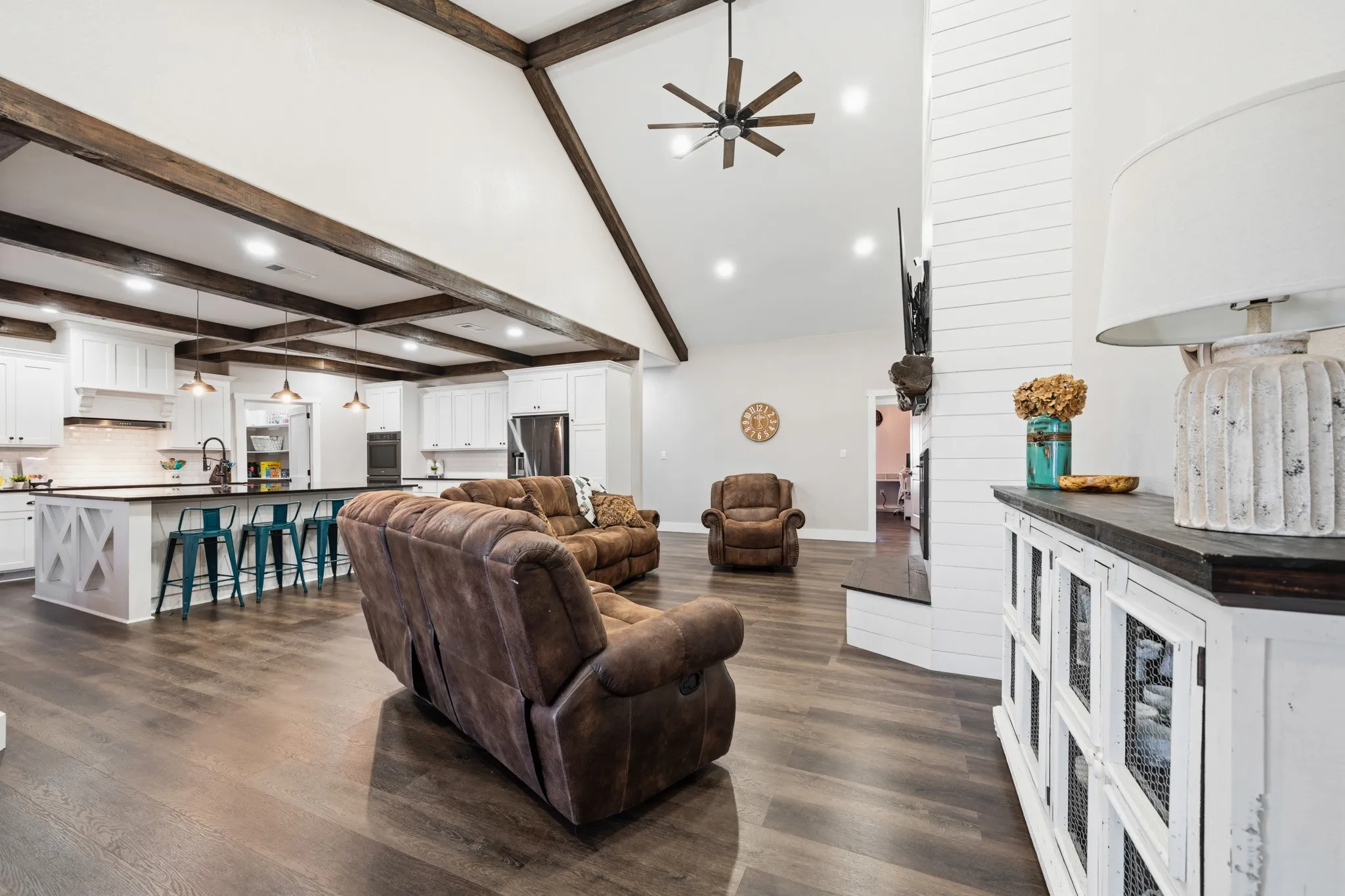 Single Family Residence For Sale in Bosque County , 372 County Road 2547, Meridian, Texas 76665, 4 Bedroom, 3 Bathroom, 3 Garage spaces, 2,800 Sqft, built in 2021, mls#21306569, Real Estate Agent in Meridian, Homes For Sale in Bosque county, Homes For Sale in Meridian, Realtor in Meridian Texas, Real Estate Brokerage Independent Realty Texas, Luminita Cordes Realtor