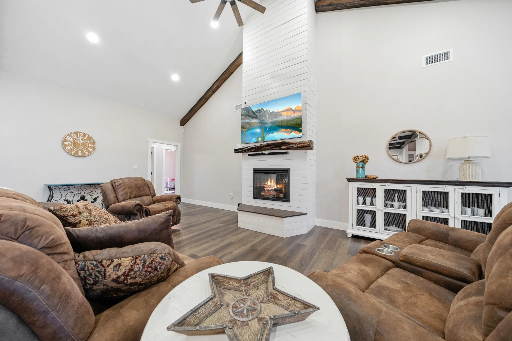 Single Family Residence For Sale in Bosque County , 372 County Road 2547, Meridian, Texas 76665, 4 Bedroom, 3 Bathroom, 3 Garage spaces, 2,800 Sqft, built in 2021, mls#21306569, Real Estate Agent in Meridian, Homes For Sale in Bosque county, Homes For Sale in Meridian, Realtor in Meridian Texas, Real Estate Brokerage Independent Realty Texas, Luminita Cordes Realtor
