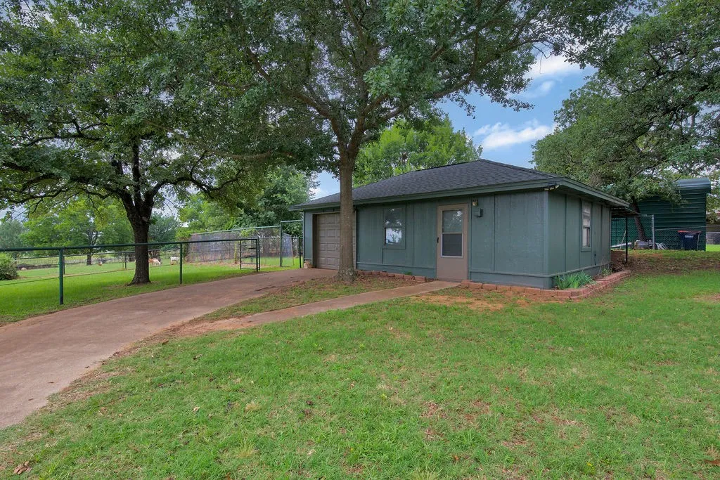 Single Family Residence For Sale in Johnson County , 301 Ryan Avenue, Burleson, Texas 76028, 3 Bedroom, 2 Bathroom, Garage spaces, 2,962 Sqft, built in 1976, mls#21303869, Real Estate Agent in Burleson, Homes For Sale in Johnson county, Homes For Sale in Burleson, Realtor in Burleson Texas, Real Estate Brokerage Independent Realty Texas, Luminita Cordes Realtor