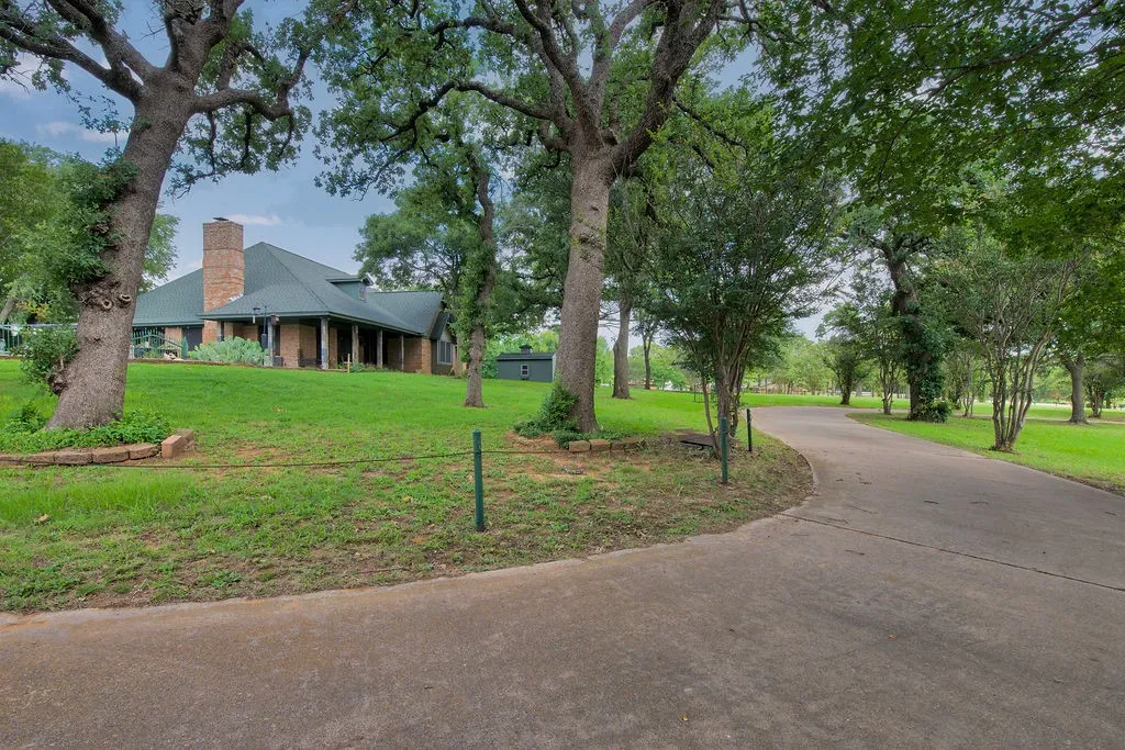 Single Family Residence For Sale in Johnson County , 301 Ryan Avenue, Burleson, Texas 76028, 3 Bedroom, 2 Bathroom, Garage spaces, 2,962 Sqft, built in 1976, mls#21303869, Real Estate Agent in Burleson, Homes For Sale in Johnson county, Homes For Sale in Burleson, Realtor in Burleson Texas, Real Estate Brokerage Independent Realty Texas, Luminita Cordes Realtor