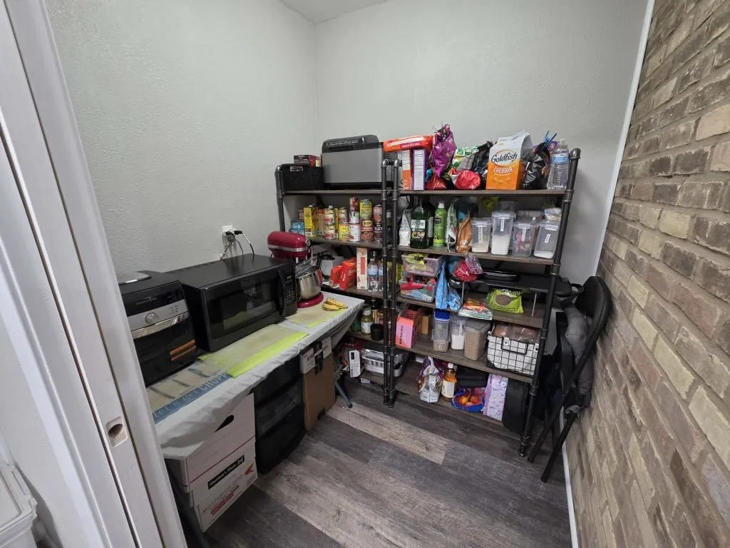 Single Family Residence For Sale in Mc Lennan County , 104 Bowie Lane, Hewitt, Texas 76643, 3 Bedroom, 2 Bathroom, 2 Garage spaces, 1,615 Sqft, built in 1977, mls#21306613, Real Estate Agent in Hewitt, Homes For Sale in Mc Lennan county, Homes For Sale in Hewitt, Realtor in Hewitt Texas, Real Estate Brokerage Independent Realty Texas, Luminita Cordes Realtor