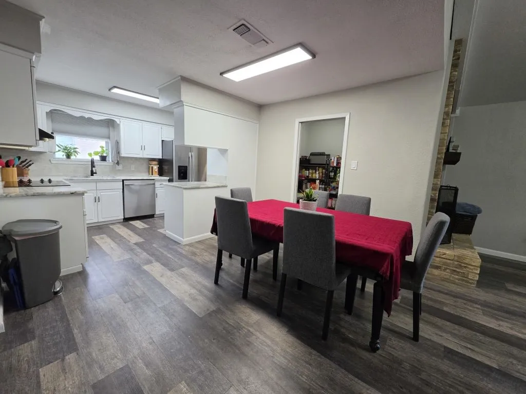 Single Family Residence For Sale in Mc Lennan County , 104 Bowie Lane, Hewitt, Texas 76643, 3 Bedroom, 2 Bathroom, 2 Garage spaces, 1,615 Sqft, built in 1977, mls#21306613, Real Estate Agent in Hewitt, Homes For Sale in Mc Lennan county, Homes For Sale in Hewitt, Realtor in Hewitt Texas, Real Estate Brokerage Independent Realty Texas, Luminita Cordes Realtor