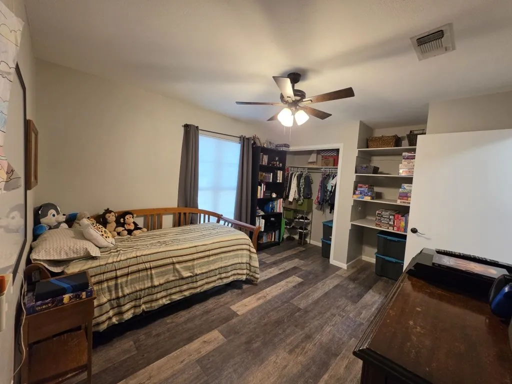 Single Family Residence For Sale in Mc Lennan County , 104 Bowie Lane, Hewitt, Texas 76643, 3 Bedroom, 2 Bathroom, 2 Garage spaces, 1,615 Sqft, built in 1977, mls#21306613, Real Estate Agent in Hewitt, Homes For Sale in Mc Lennan county, Homes For Sale in Hewitt, Realtor in Hewitt Texas, Real Estate Brokerage Independent Realty Texas, Luminita Cordes Realtor