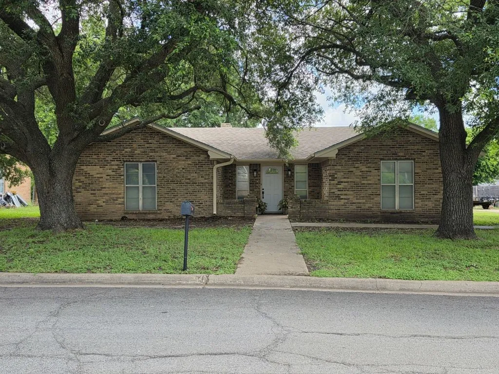 Single Family Residence For Sale in Mc Lennan County , 104 Bowie Lane, Hewitt, Texas 76643, 3 Bedroom, 2 Bathroom, 2 Garage spaces, 1,615 Sqft, built in 1977, mls#21306613, Real Estate Agent in Hewitt, Homes For Sale in Mc Lennan county, Homes For Sale in Hewitt, Realtor in Hewitt Texas, Real Estate Brokerage Independent Realty Texas, Luminita Cordes Realtor