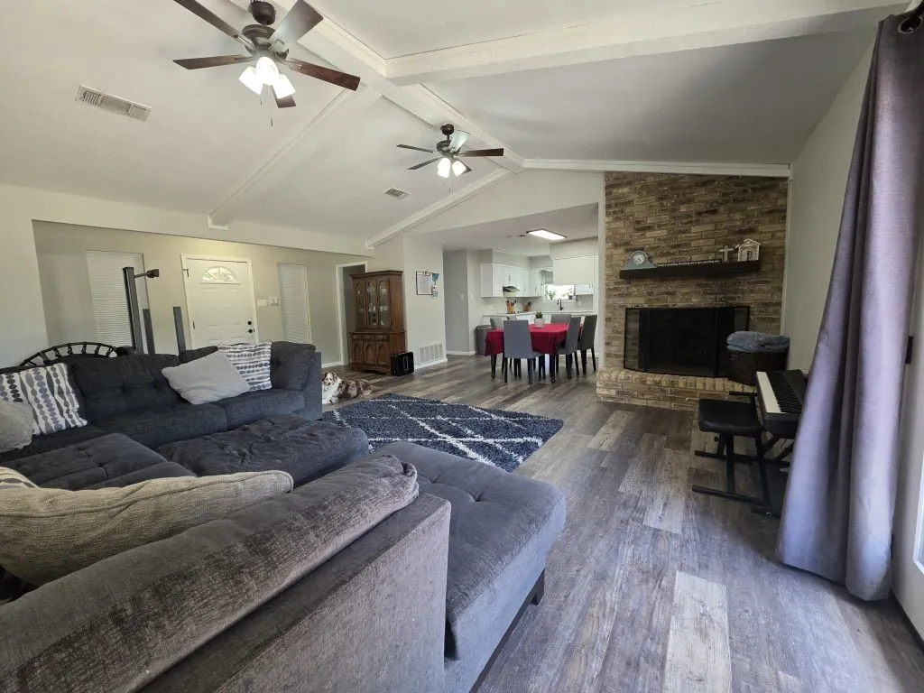 Single Family Residence For Sale in Mc Lennan County , 104 Bowie Lane, Hewitt, Texas 76643, 3 Bedroom, 2 Bathroom, 2 Garage spaces, 1,615 Sqft, built in 1977, mls#21306613, Real Estate Agent in Hewitt, Homes For Sale in Mc Lennan county, Homes For Sale in Hewitt, Realtor in Hewitt Texas, Real Estate Brokerage Independent Realty Texas, Luminita Cordes Realtor