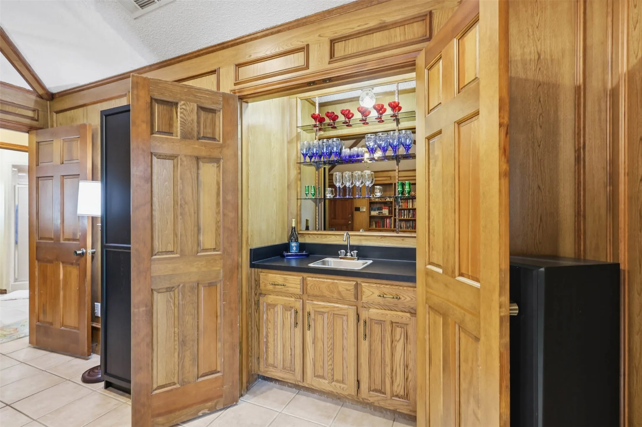 Single Family Residence For Sale in Tarrant County , 7212 Big Bear Lake Drive, Arlington, Texas 76016, 4 Bedroom, 3 Bathroom, 2 Garage spaces, 2,832 Sqft, built in 1983, mls#21305606, Real Estate Agent in Arlington, Homes For Sale in Tarrant county, Homes For Sale in Arlington, Realtor in Arlington Texas, Real Estate Brokerage Independent Realty Texas, Luminita Cordes Realtor