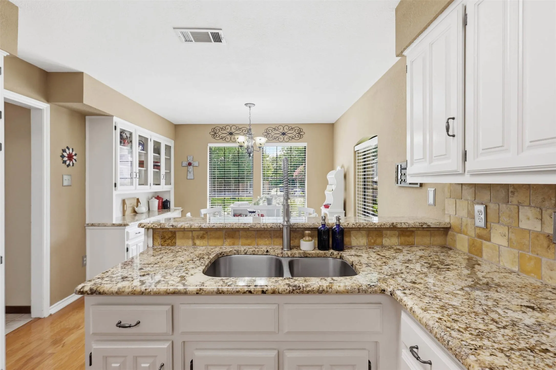 Single Family Residence For Sale in Tarrant County , 7212 Big Bear Lake Drive, Arlington, Texas 76016, 4 Bedroom, 3 Bathroom, 2 Garage spaces, 2,832 Sqft, built in 1983, mls#21305606, Real Estate Agent in Arlington, Homes For Sale in Tarrant county, Homes For Sale in Arlington, Realtor in Arlington Texas, Real Estate Brokerage Independent Realty Texas, Luminita Cordes Realtor