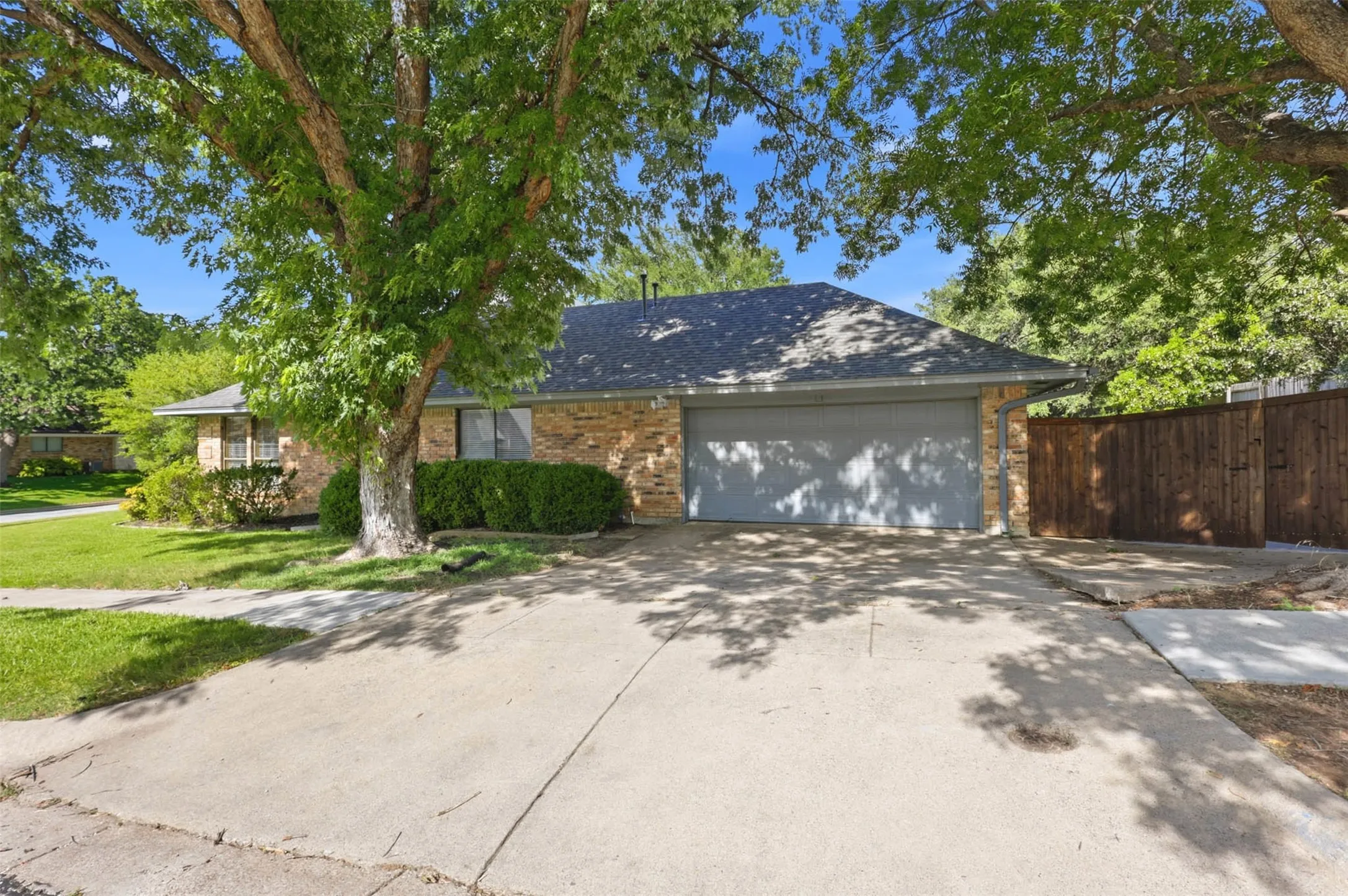 Single Family Residence For Sale in Tarrant County , 7212 Big Bear Lake Drive, Arlington, Texas 76016, 4 Bedroom, 3 Bathroom, 2 Garage spaces, 2,832 Sqft, built in 1983, mls#21305606, Real Estate Agent in Arlington, Homes For Sale in Tarrant county, Homes For Sale in Arlington, Realtor in Arlington Texas, Real Estate Brokerage Independent Realty Texas, Luminita Cordes Realtor