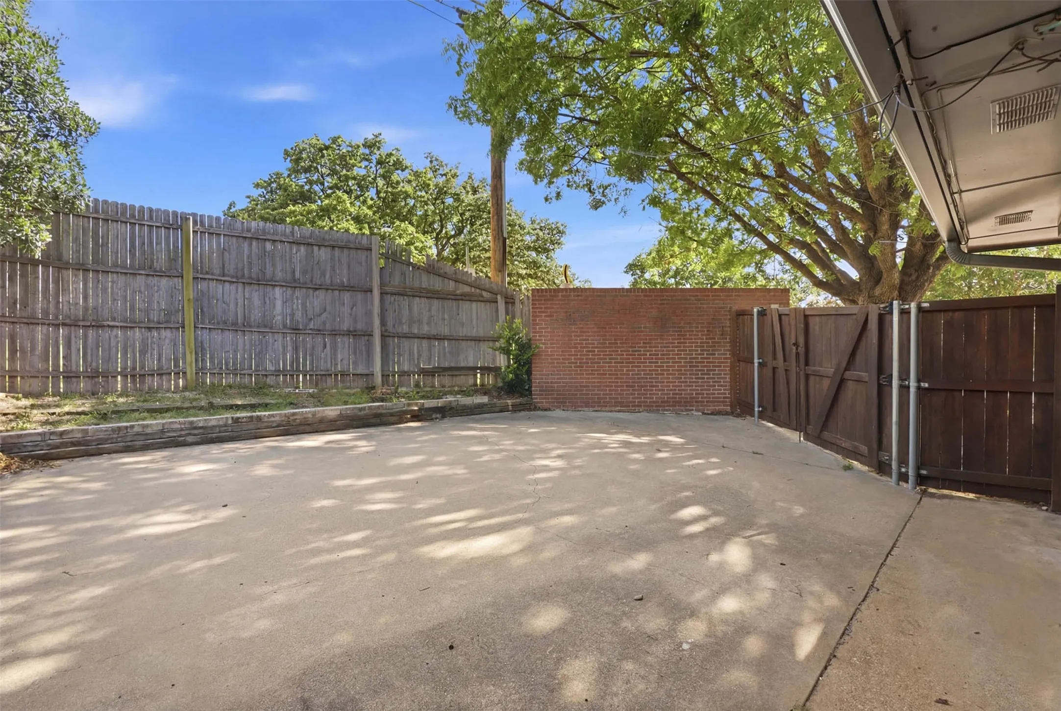 Single Family Residence For Sale in Tarrant County , 7212 Big Bear Lake Drive, Arlington, Texas 76016, 4 Bedroom, 3 Bathroom, 2 Garage spaces, 2,832 Sqft, built in 1983, mls#21305606, Real Estate Agent in Arlington, Homes For Sale in Tarrant county, Homes For Sale in Arlington, Realtor in Arlington Texas, Real Estate Brokerage Independent Realty Texas, Luminita Cordes Realtor
