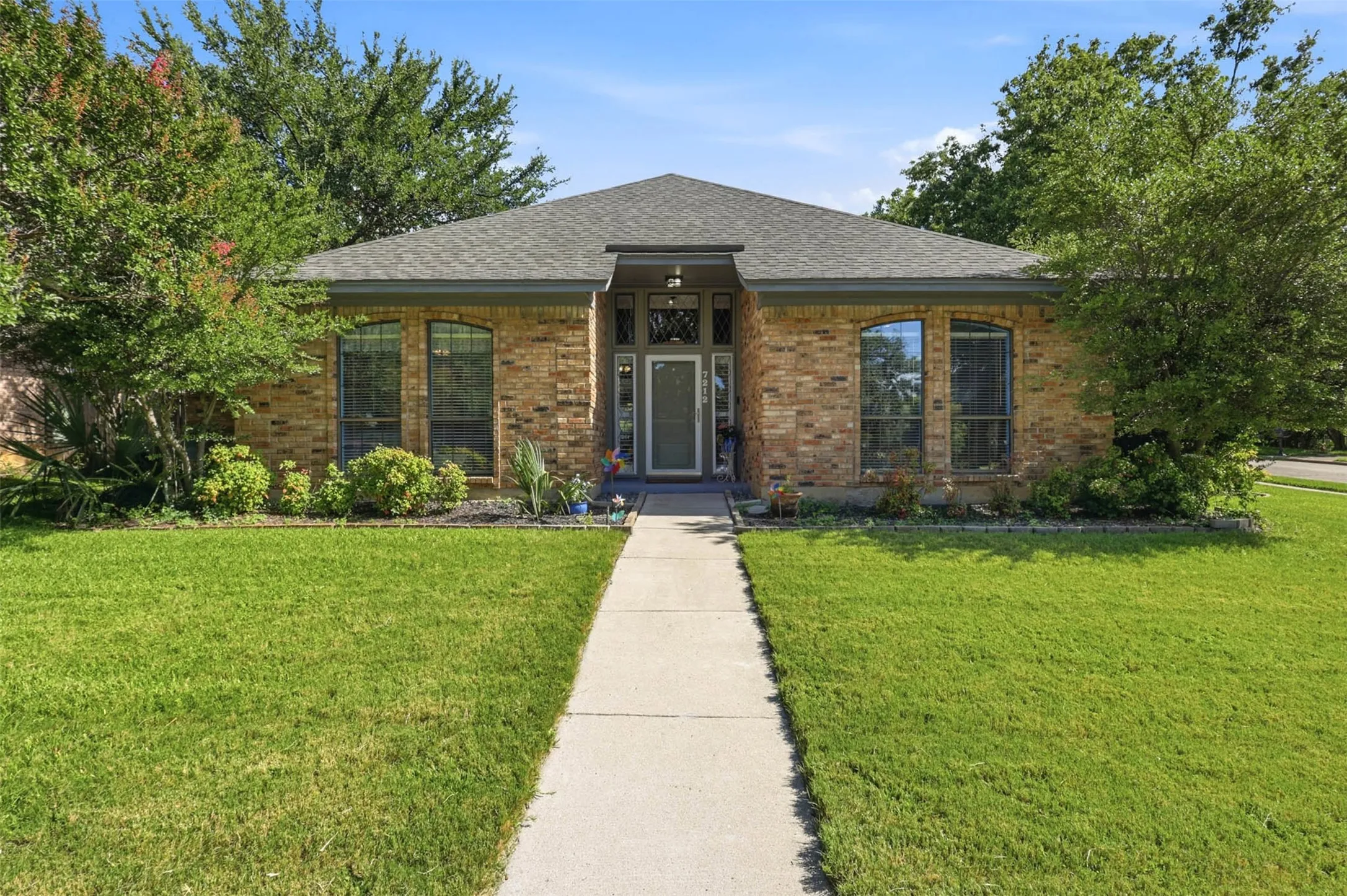 Single Family Residence For Sale in Tarrant County , 7212 Big Bear Lake Drive, Arlington, Texas 76016, 4 Bedroom, 3 Bathroom, 2 Garage spaces, 2,832 Sqft, built in 1983, mls#21305606, Real Estate Agent in Arlington, Homes For Sale in Tarrant county, Homes For Sale in Arlington, Realtor in Arlington Texas, Real Estate Brokerage Independent Realty Texas, Luminita Cordes Realtor