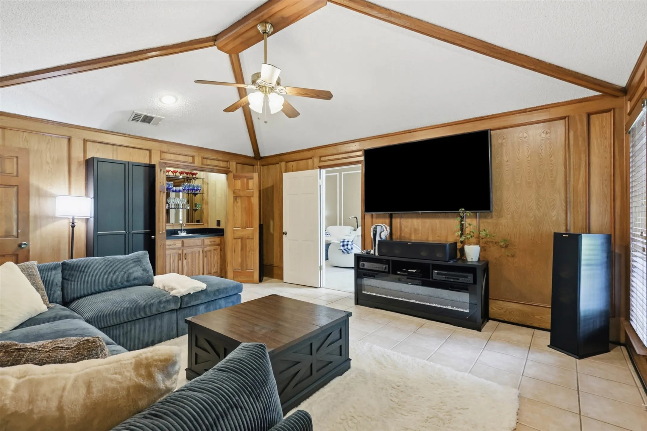 Single Family Residence For Sale in Tarrant County , 7212 Big Bear Lake Drive, Arlington, Texas 76016, 4 Bedroom, 3 Bathroom, 2 Garage spaces, 2,832 Sqft, built in 1983, mls#21305606, Real Estate Agent in Arlington, Homes For Sale in Tarrant county, Homes For Sale in Arlington, Realtor in Arlington Texas, Real Estate Brokerage Independent Realty Texas, Luminita Cordes Realtor