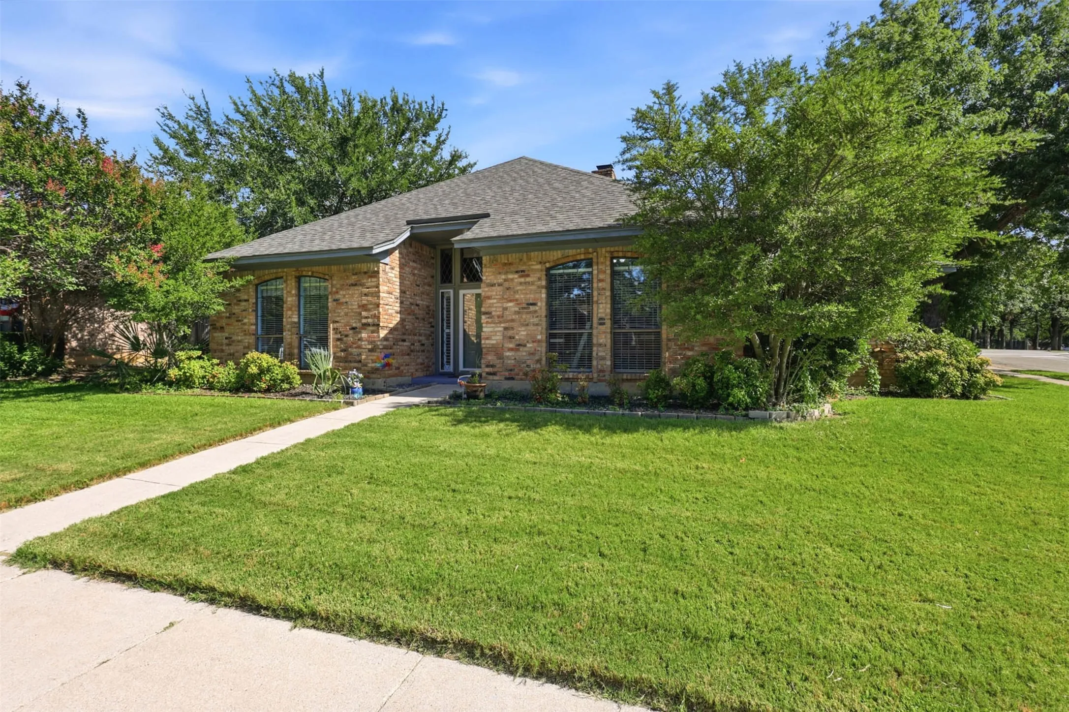 Single Family Residence For Sale in Tarrant County , 7212 Big Bear Lake Drive, Arlington, Texas 76016, 4 Bedroom, 3 Bathroom, 2 Garage spaces, 2,832 Sqft, built in 1983, mls#21305606, Real Estate Agent in Arlington, Homes For Sale in Tarrant county, Homes For Sale in Arlington, Realtor in Arlington Texas, Real Estate Brokerage Independent Realty Texas, Luminita Cordes Realtor