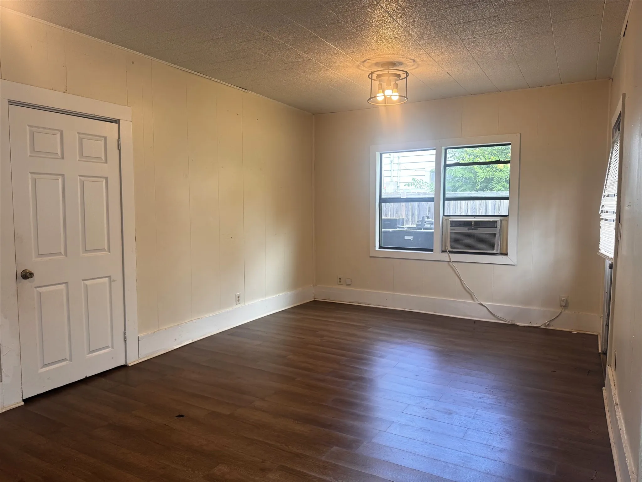 Single Family Residence For Sale in Titus County , 414 W 4th Street, Mt Pleasant, Texas 75455, 3 Bedrooms, 1 Bathroom, Garage spaces, 1,362 Sqft, built in 1939, Price $170,000, mls#21306622, Real Estate Agent in Mt Pleasant, Homes For Sale in Titus county, Homes For Sale in Mt Pleasant, Realtor in Mt Pleasant Texas, Real Estate Brokerage Independent Realty Texas, Luminita Cordes Realtor