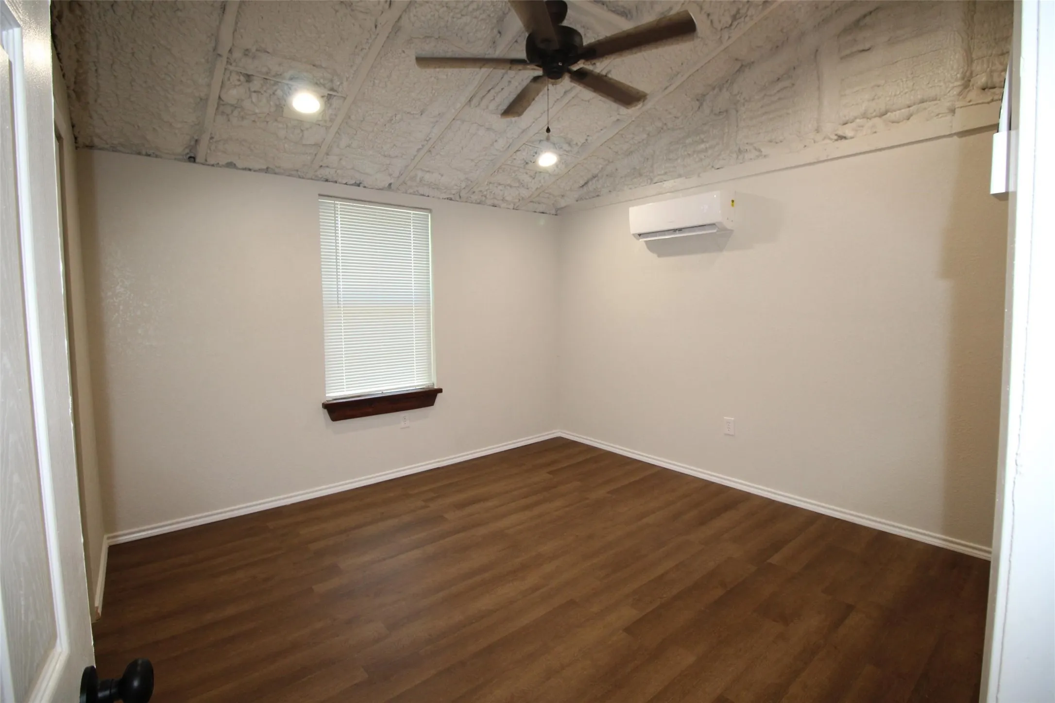 Single Family Residence For Rent in Van Zandt County , 213 N Waldrip, Grand Saline, Texas 75140, 2 Bedroom, 1 Bathroom, Garage spaces, 9,999 Sqft, built in 0, mls#21306644, Real Estate Agent in Grand Saline, Homes For Rent in Van Zandt county, Homes For Rent in Grand Saline, Realtor in Grand Saline Texas, Real Estate Brokerage Independent Realty Texas, Luminita Cordes Realtor