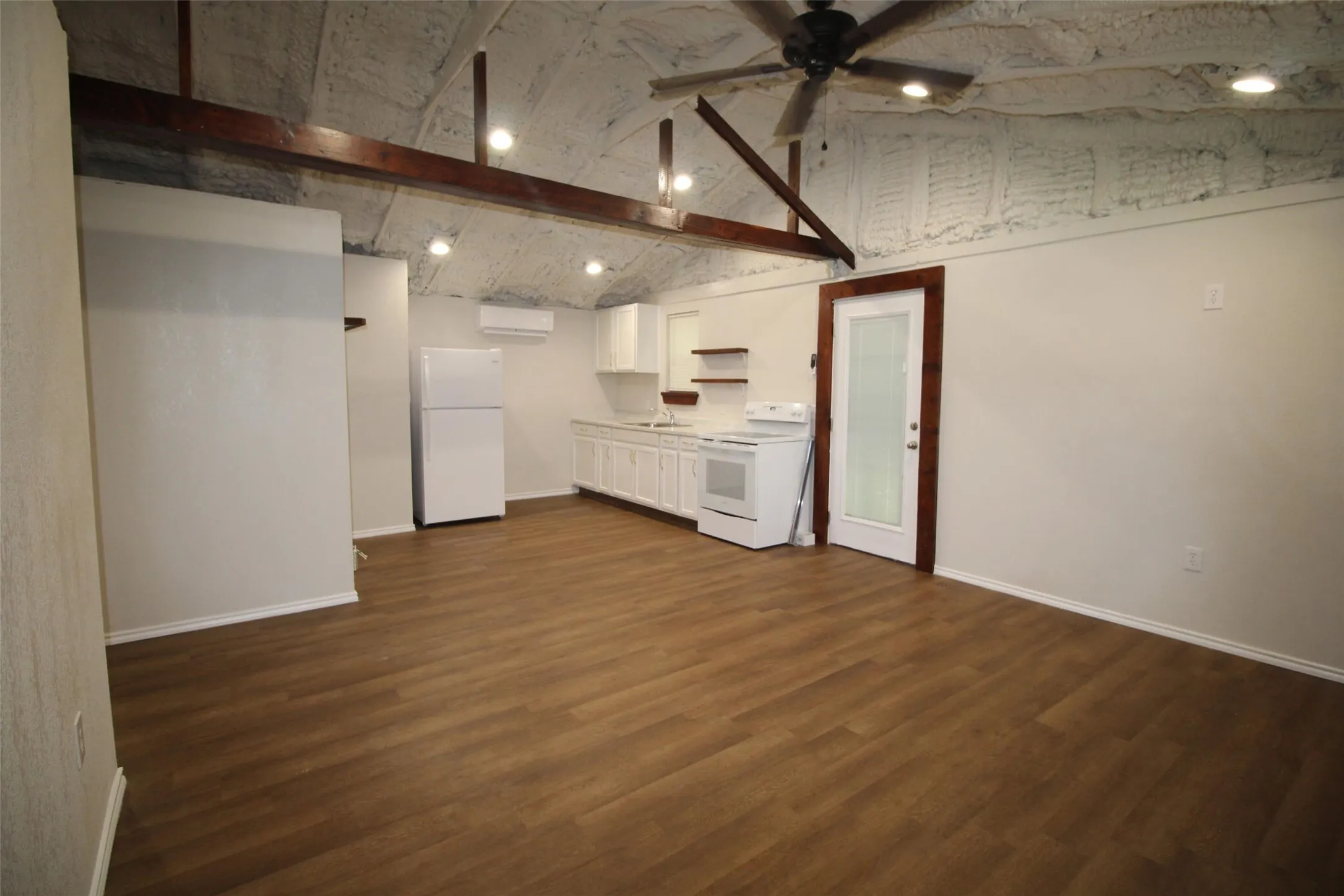 Single Family Residence For Rent in Van Zandt County , 213 N Waldrip, Grand Saline, Texas 75140, 2 Bedroom, 1 Bathroom, Garage spaces, 9,999 Sqft, built in 0, mls#21306644, Real Estate Agent in Grand Saline, Homes For Rent in Van Zandt county, Homes For Rent in Grand Saline, Realtor in Grand Saline Texas, Real Estate Brokerage Independent Realty Texas, Luminita Cordes Realtor