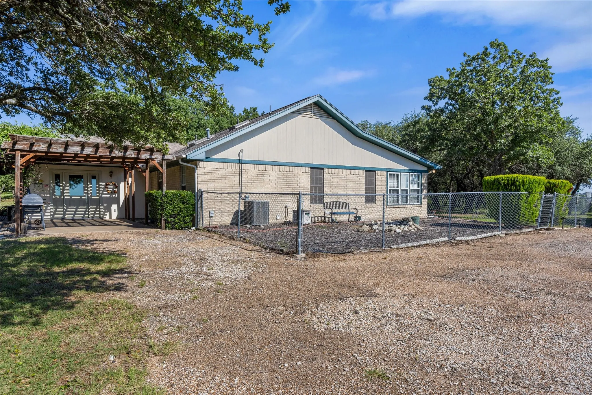 Single Family Residence For Sale in Hood County , 15403 Mule Branch Court, Lipan, Texas 76462, 3 Bedroom, 2 Bathroom, 3 Garage spaces, 1,836 Sqft, built in 1995, mls#21306356, Real Estate Agent in Lipan, Homes For Sale in Hood county, Homes For Sale in Lipan, Realtor in Lipan Texas, Real Estate Brokerage Independent Realty Texas, Luminita Cordes Realtor