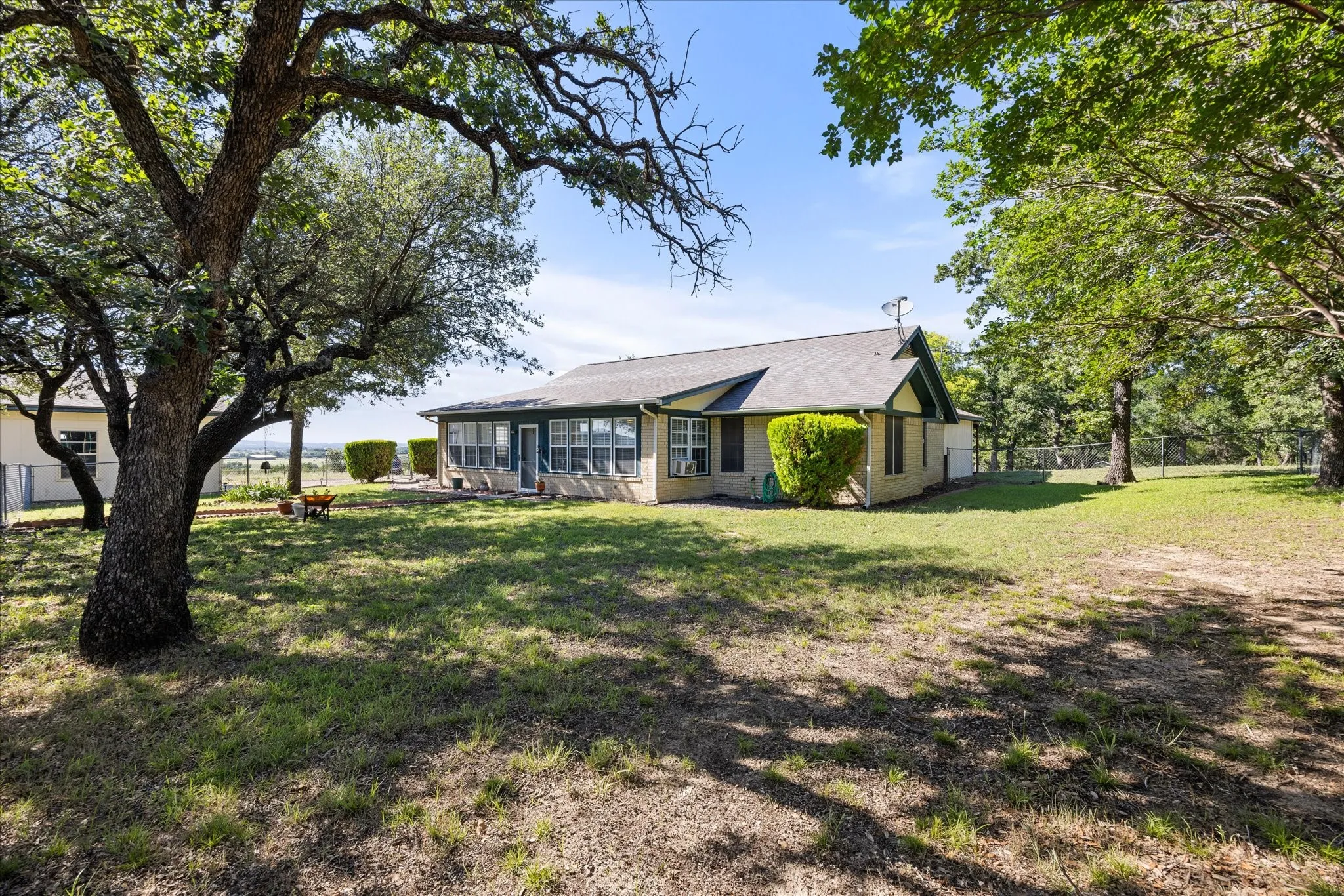 Single Family Residence For Sale in Hood County , 15403 Mule Branch Court, Lipan, Texas 76462, 3 Bedroom, 2 Bathroom, 3 Garage spaces, 1,836 Sqft, built in 1995, mls#21306356, Real Estate Agent in Lipan, Homes For Sale in Hood county, Homes For Sale in Lipan, Realtor in Lipan Texas, Real Estate Brokerage Independent Realty Texas, Luminita Cordes Realtor