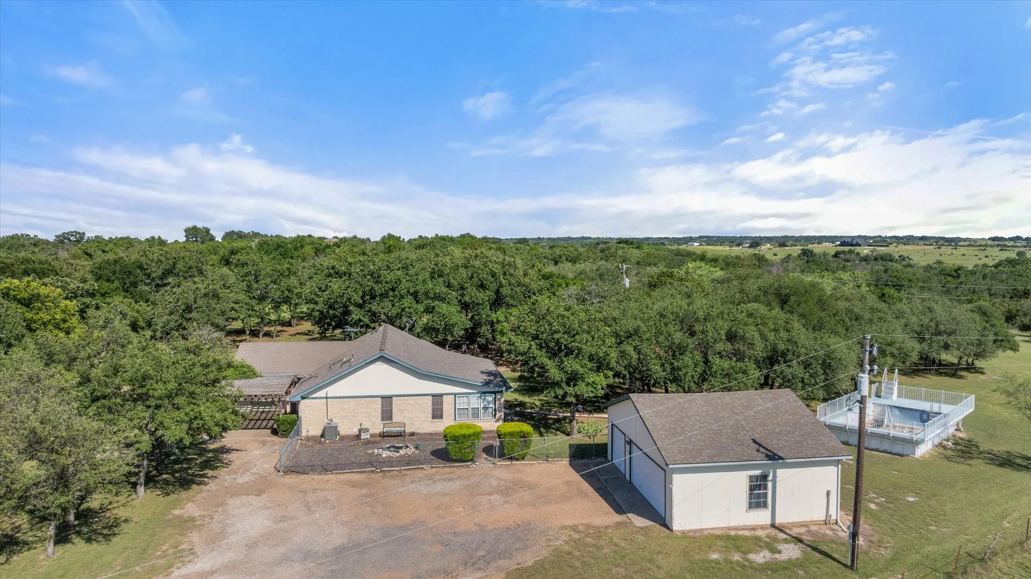 Single Family Residence For Sale in Hood County , 15403 Mule Branch Court, Lipan, Texas 76462, 3 Bedroom, 2 Bathroom, 3 Garage spaces, 1,836 Sqft, built in 1995, mls#21306356, Real Estate Agent in Lipan, Homes For Sale in Hood county, Homes For Sale in Lipan, Realtor in Lipan Texas, Real Estate Brokerage Independent Realty Texas, Luminita Cordes Realtor