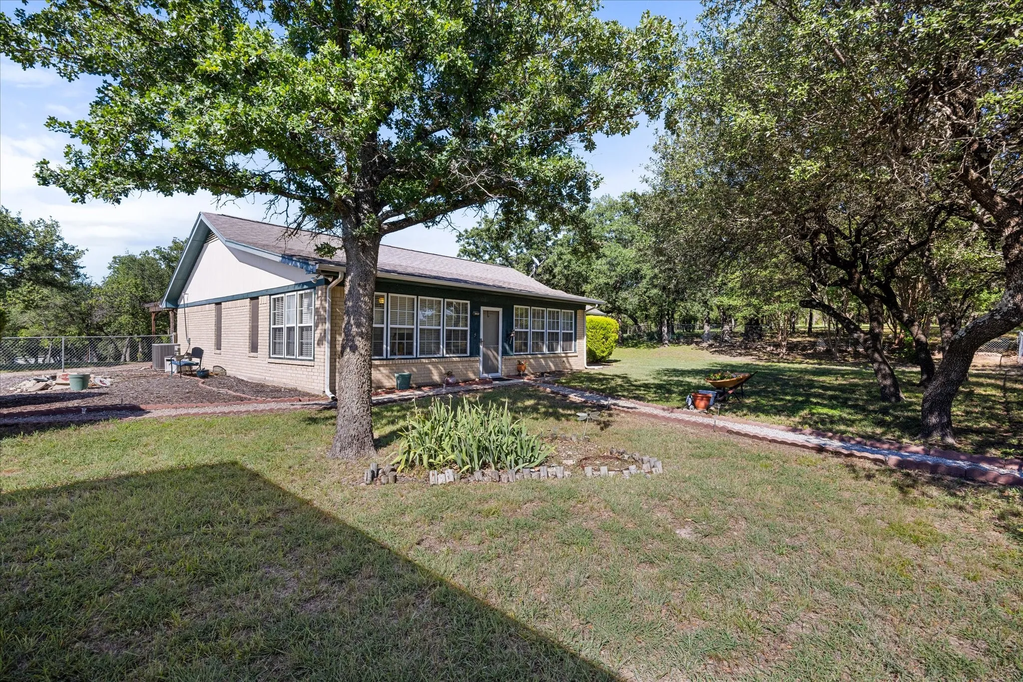 Single Family Residence For Sale in Hood County , 15403 Mule Branch Court, Lipan, Texas 76462, 3 Bedroom, 2 Bathroom, 3 Garage spaces, 1,836 Sqft, built in 1995, mls#21306356, Real Estate Agent in Lipan, Homes For Sale in Hood county, Homes For Sale in Lipan, Realtor in Lipan Texas, Real Estate Brokerage Independent Realty Texas, Luminita Cordes Realtor