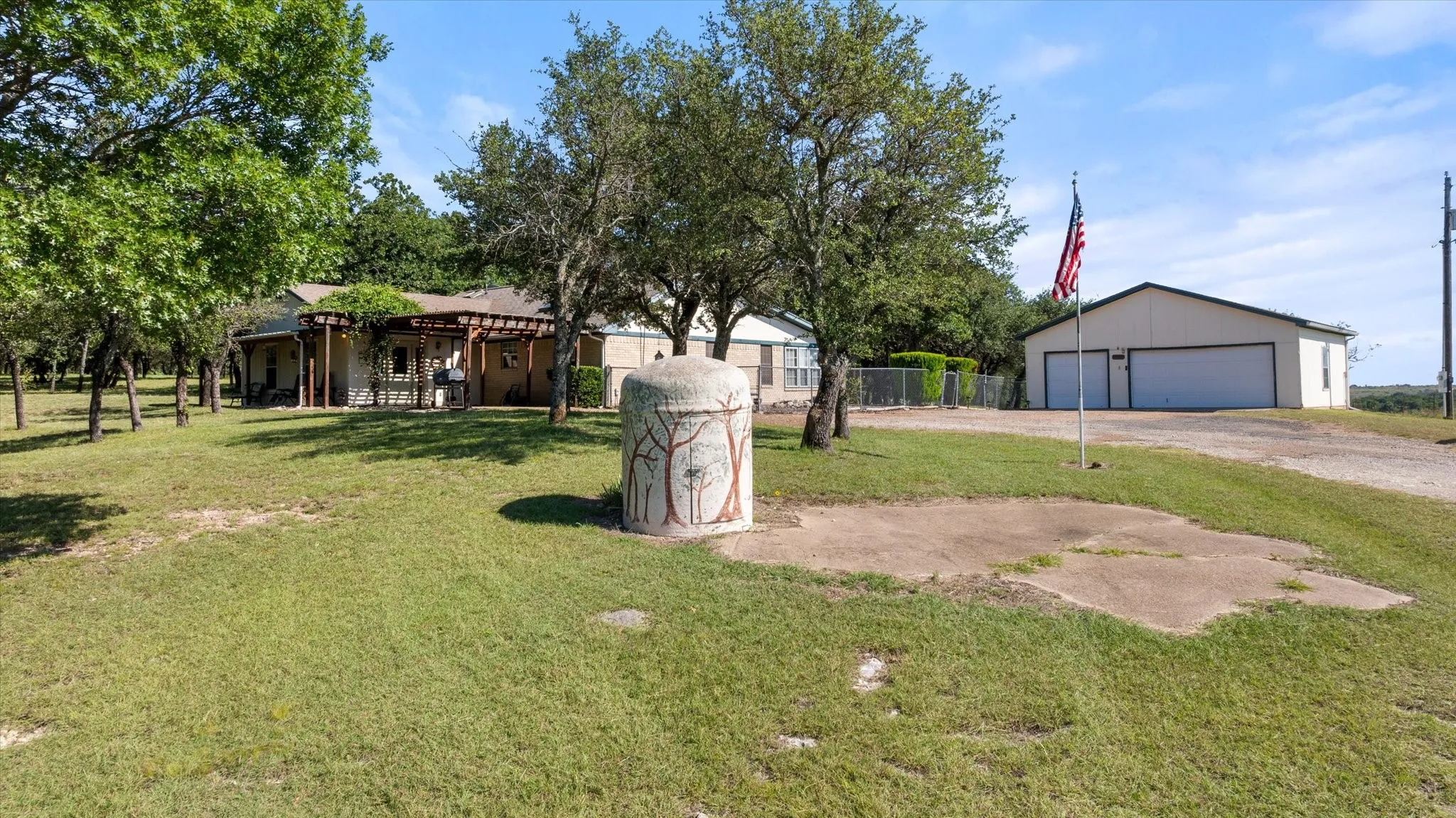 Single Family Residence For Sale in Hood County , 15403 Mule Branch Court, Lipan, Texas 76462, 3 Bedroom, 2 Bathroom, 3 Garage spaces, 1,836 Sqft, built in 1995, mls#21306356, Real Estate Agent in Lipan, Homes For Sale in Hood county, Homes For Sale in Lipan, Realtor in Lipan Texas, Real Estate Brokerage Independent Realty Texas, Luminita Cordes Realtor